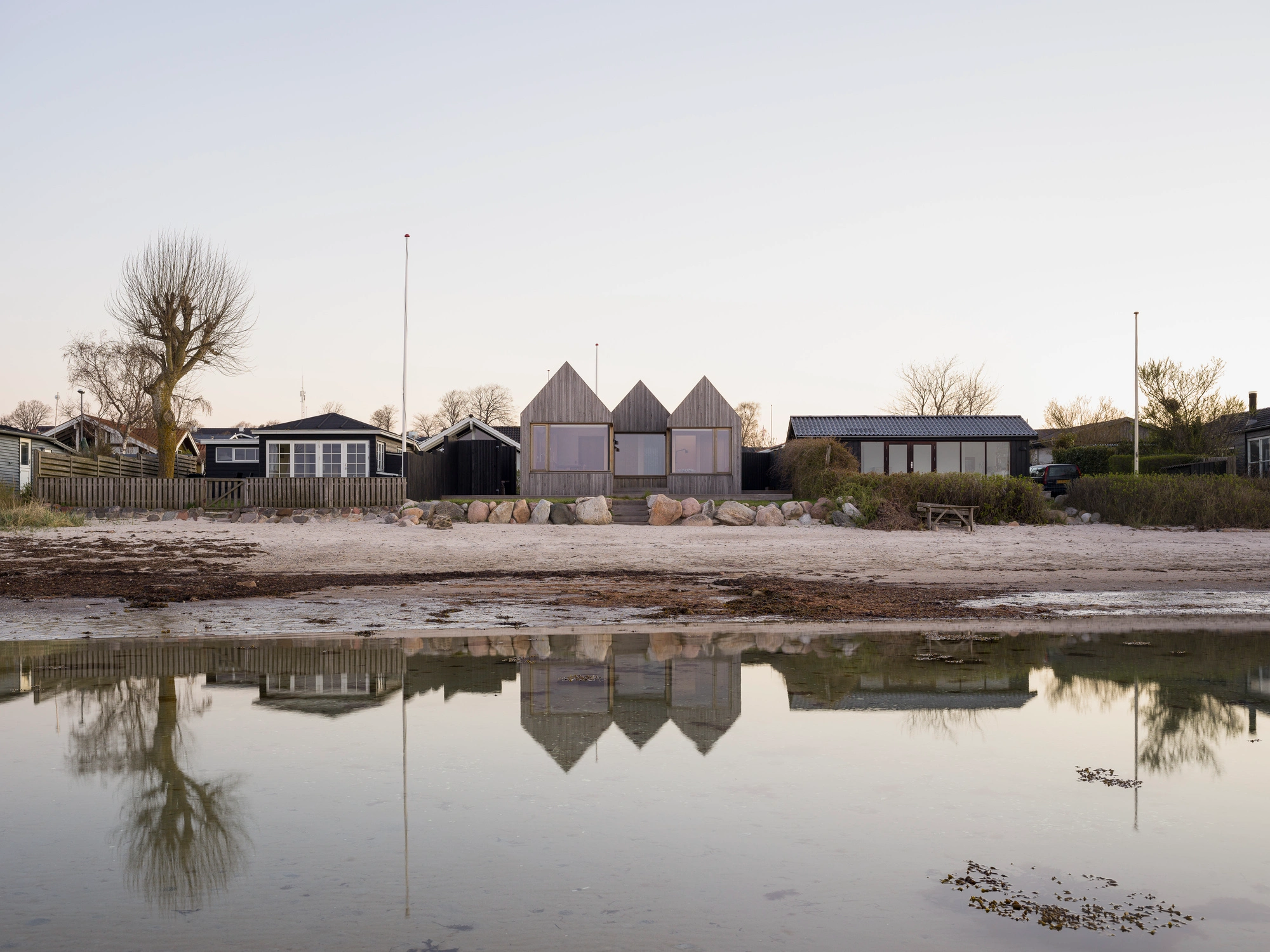 Strandvejen 35 Summer House by Jesper Kusk Arkitekter