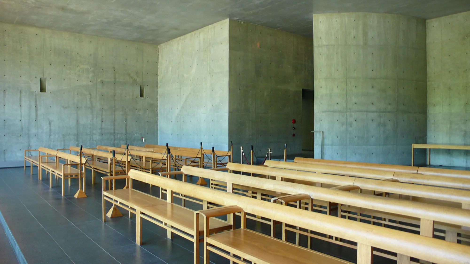 The Church on the Water by Tadao Ando, Japan Guide, Sacral architecture, concrete, Nakatomamu