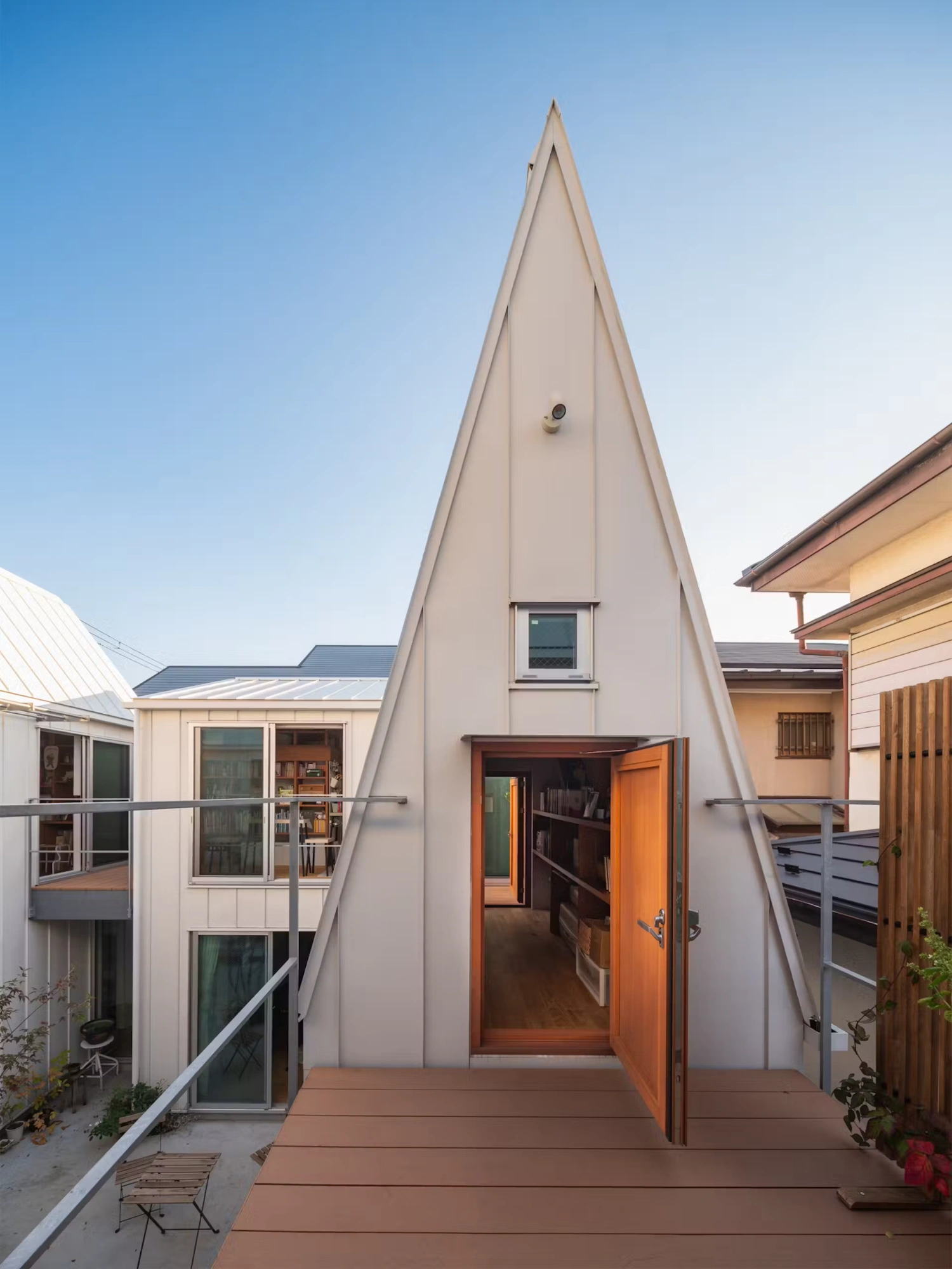 Little Village by Takeshi Hosaka, Jutaku, family house, japanese architecture