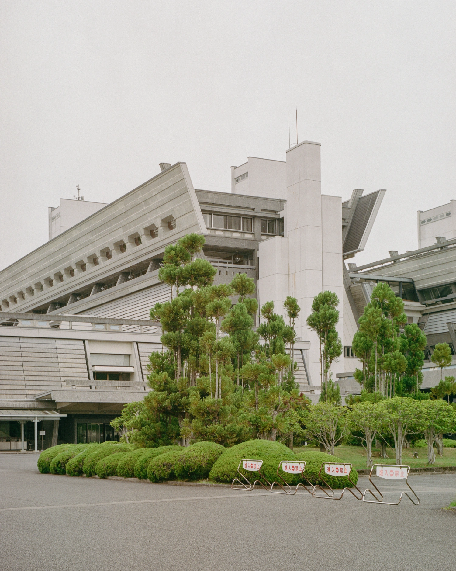 Kyoto International Conference Center by Sachio Otani, photography Brook James, Kyoto Guide, architecture, brutalism