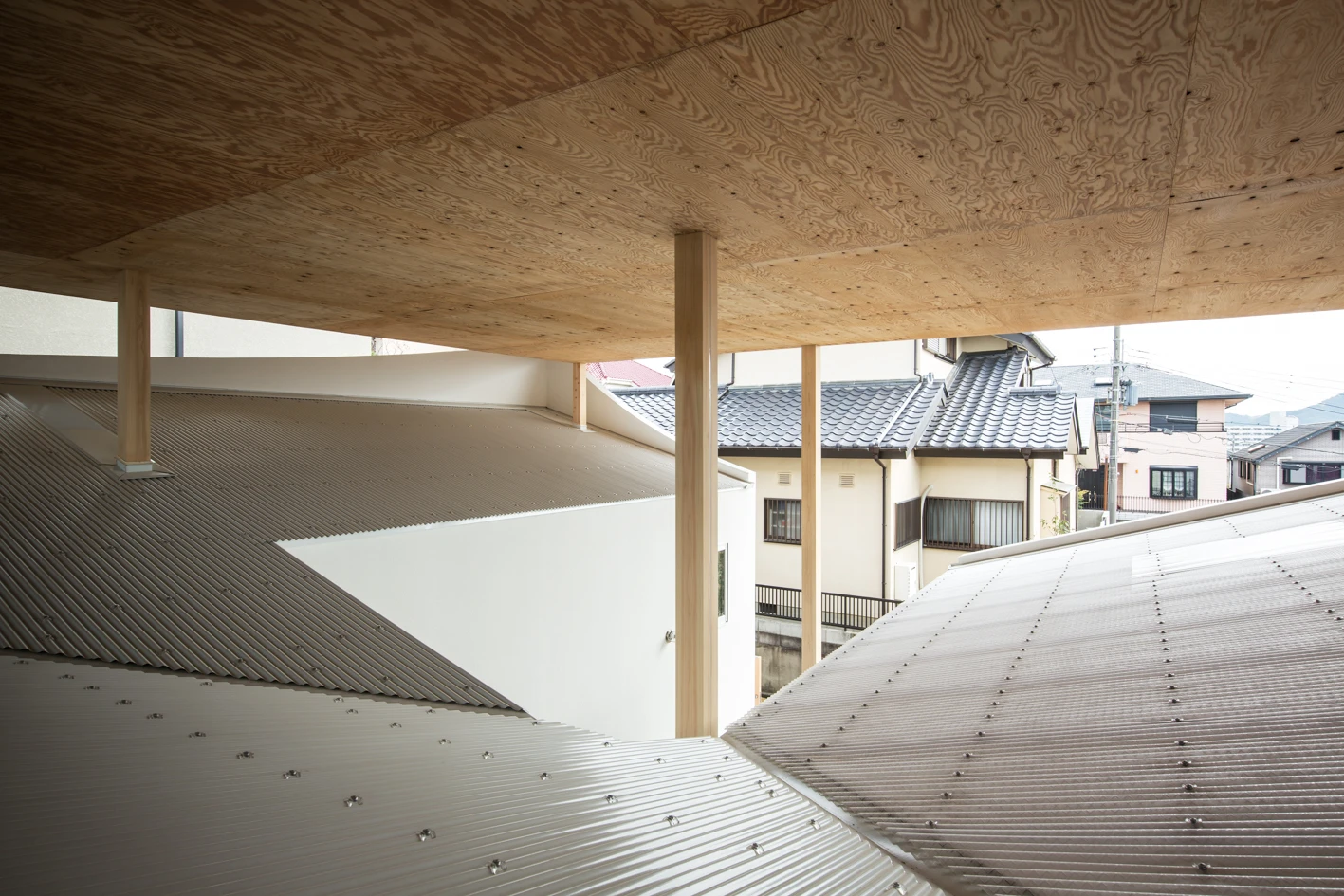 Floating-roof house by Masahiro Miyake (y+M design office), japanese architecture, interior design, jutaku
