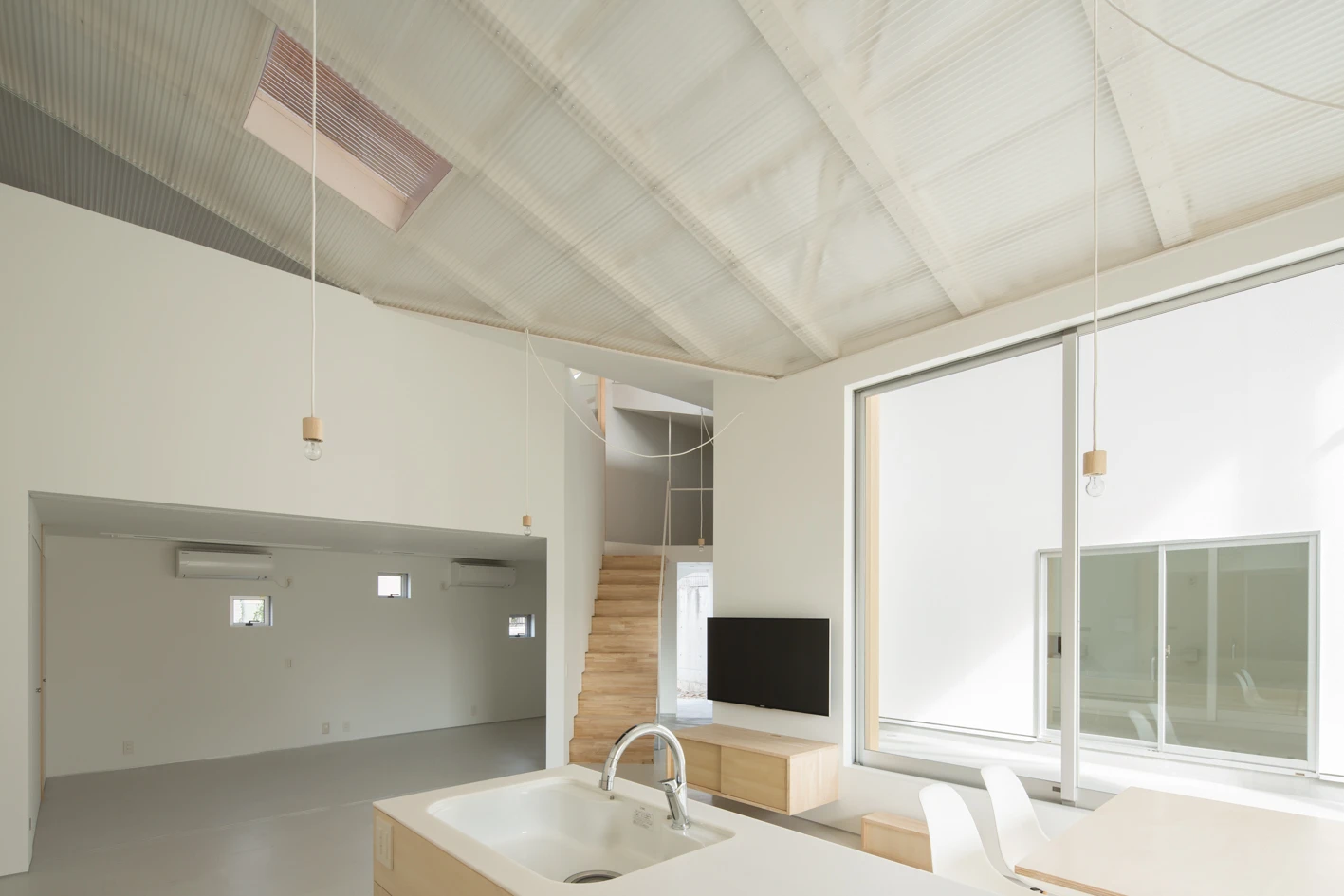 Floating-roof house by Masahiro Miyake (y+M design office), japanese architecture, interior design, jutaku