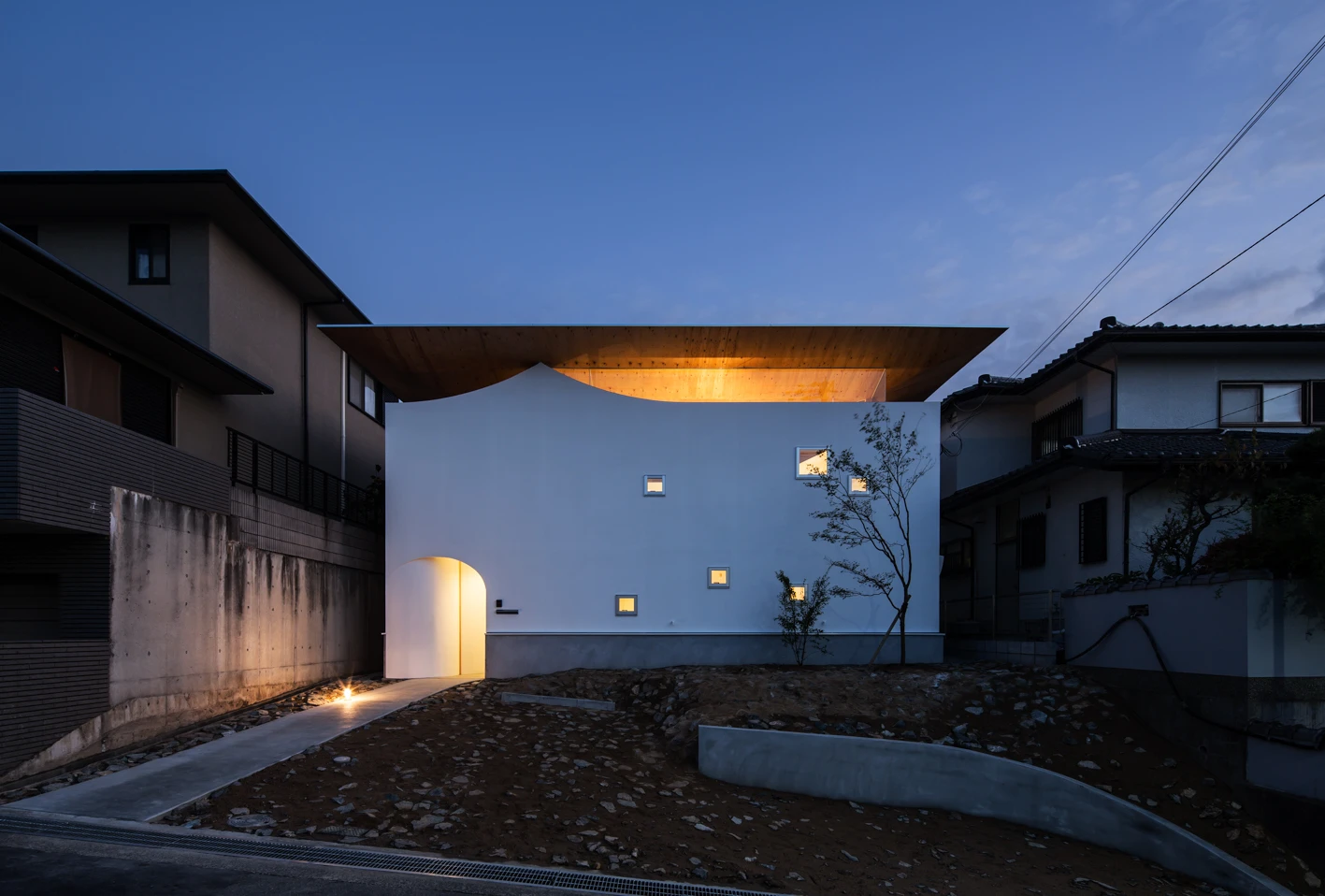 Floating-roof house by Masahiro Miyake (y+M design office), japanese architecture, interior design, jutaku