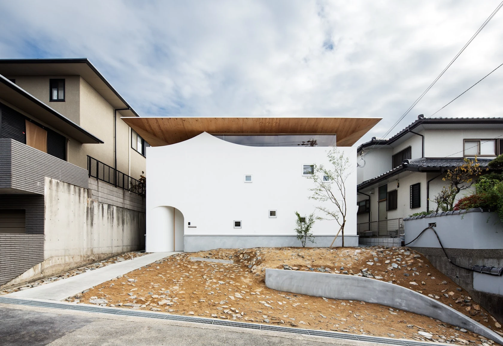 Floating-roof House by Masahiro Miyake (y+M design office)