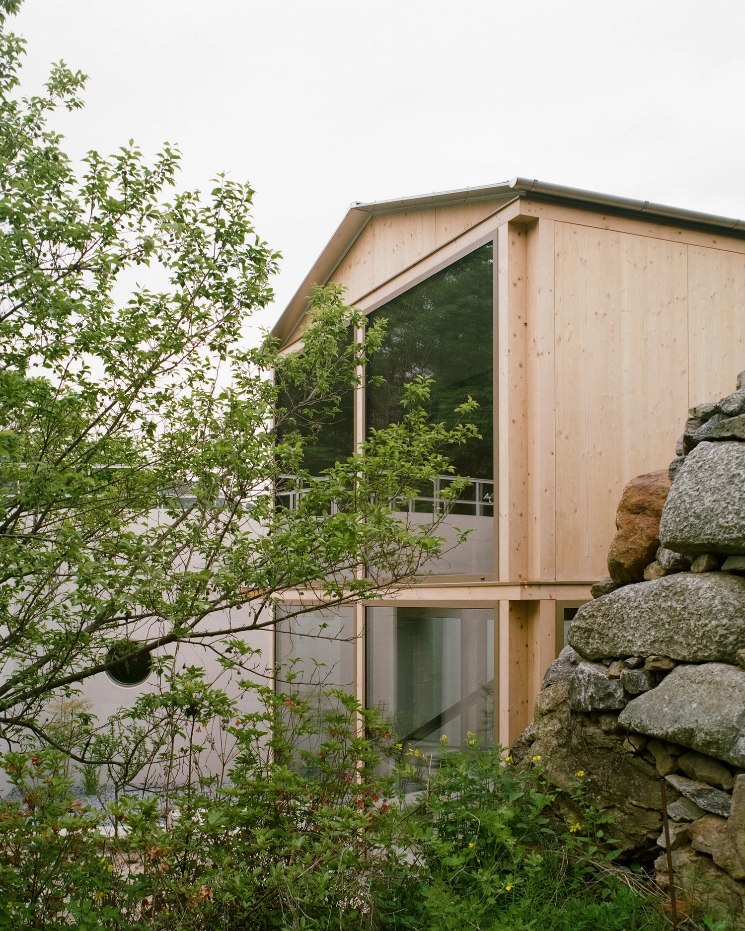 AT.MOS.PHERE work retreat by Agit Studio Architects with concrete and timber volumes, family house, architecture, South Korea