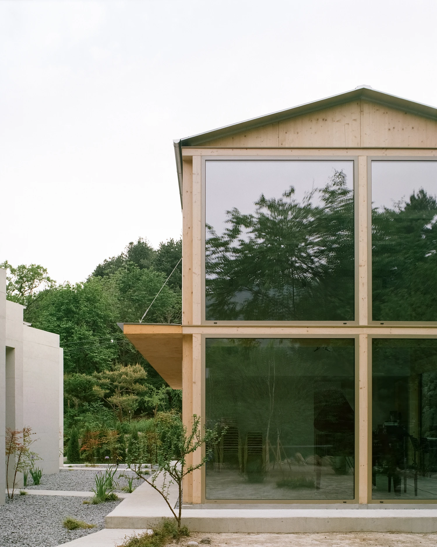 AT.MOS.PHERE work retreat by Agit Studio Architects with concrete and timber volumes, family house, architecture, South Korea