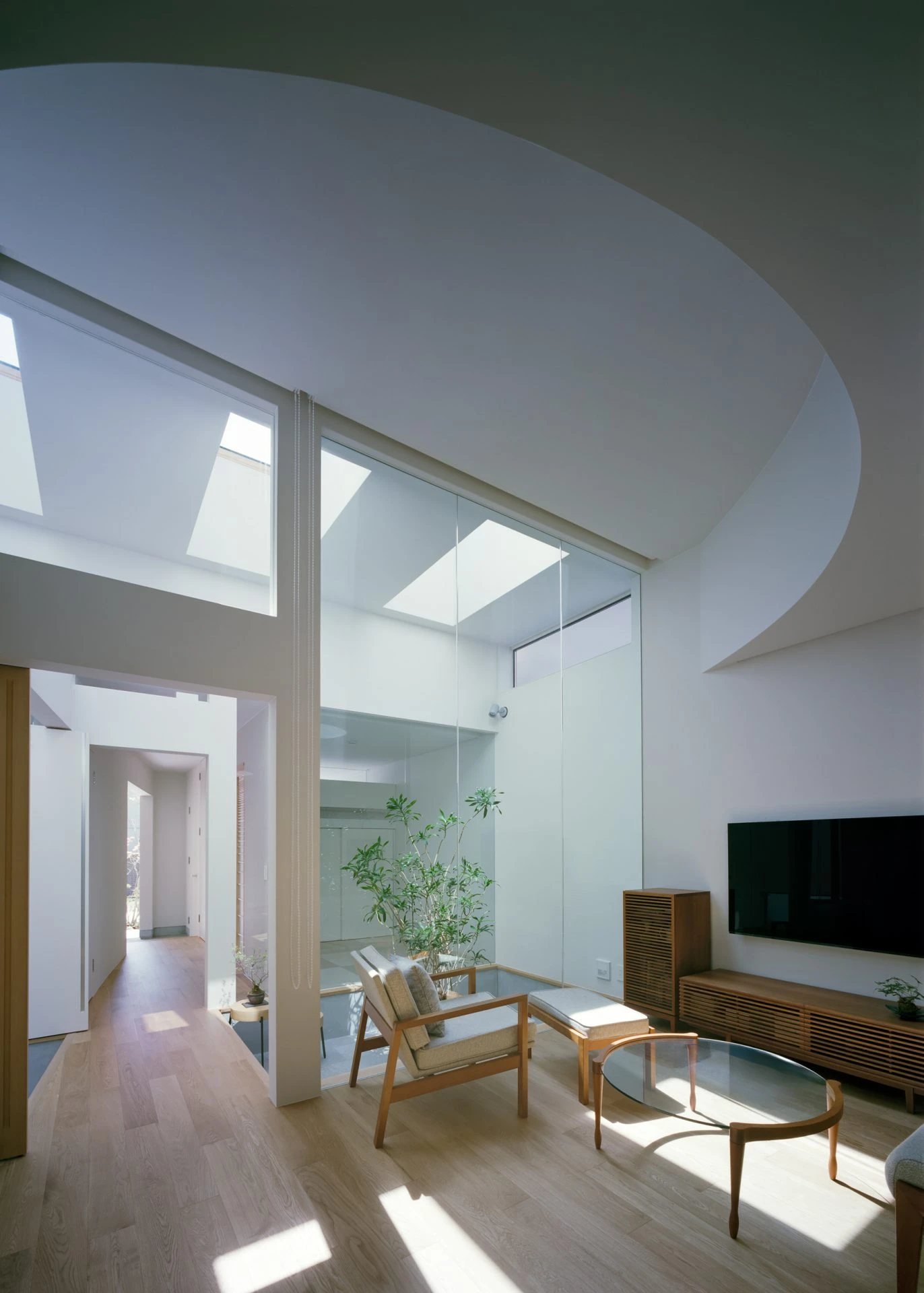 House in Kashiwara curved interior by Fujiwaramuro Architects in Osaka, jutaku, japan, architecture