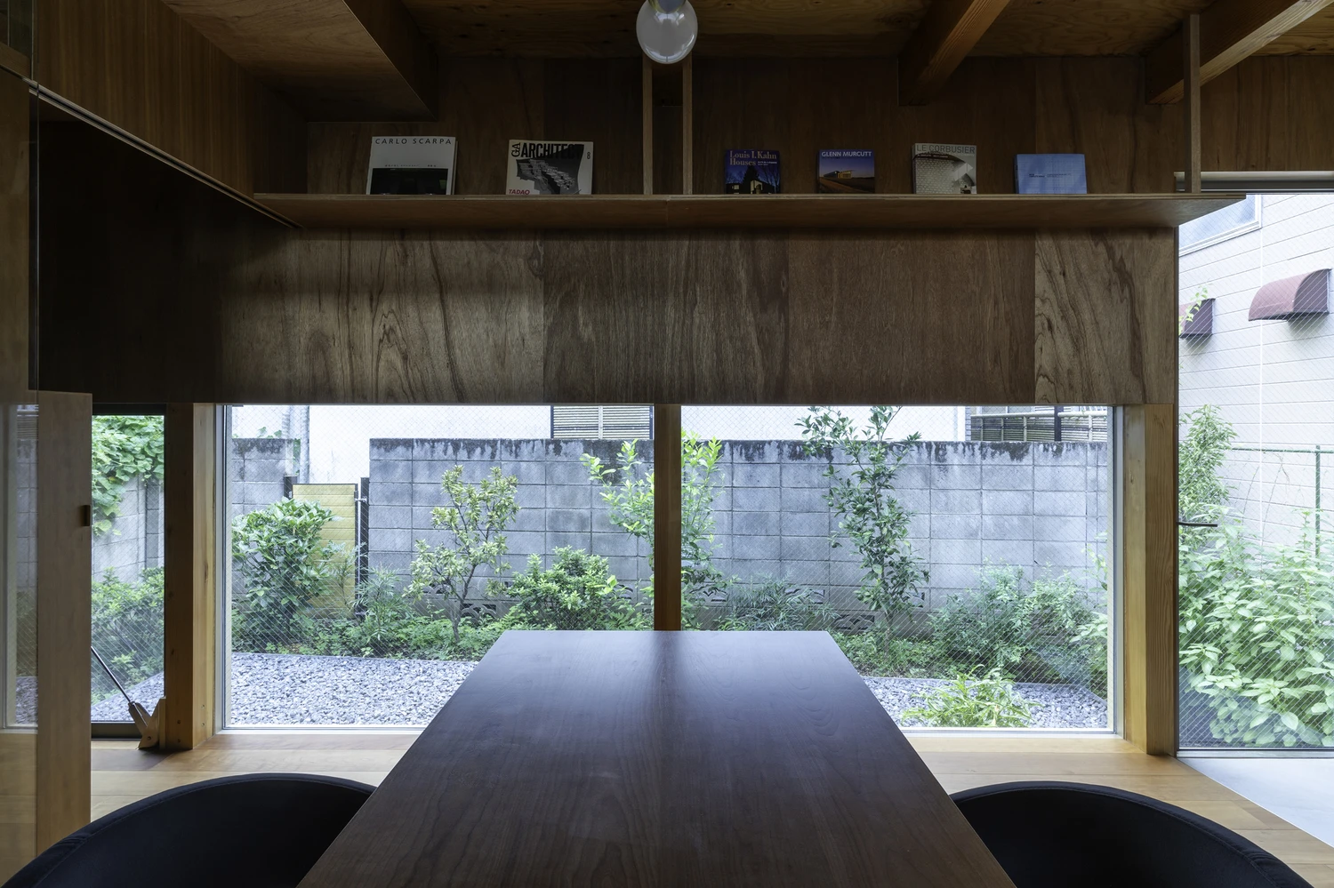 House in Nakano by HOAA Hiroyuki Oinuma in Tokyo Japan, 96m2 architect home with looping Kazari Garden metal terrace dark timber interiors and split-level layout