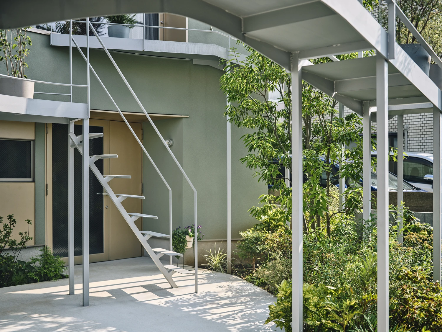 House in Nakano by HOAA Hiroyuki Oinuma in Tokyo Japan, 96m2 architect home with looping Kazari Garden metal terrace dark timber interiors and split-level layout