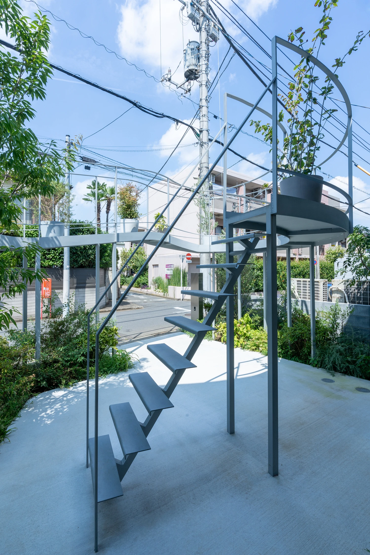 House in Nakano by HOAA Hiroyuki Oinuma in Tokyo Japan, 96m2 architect home with looping Kazari Garden metal terrace dark timber interiors and split-level layout