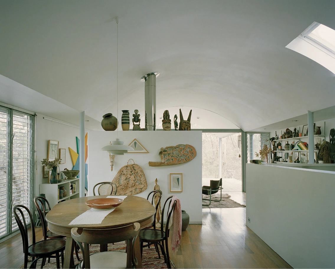 Ball-Eastaway House by Glenn Murcutt in Glenorie Australia, corrugated steel residence cantilevered into bushland on slender columns with curved roof, Pritzker Prize-winning Australian architecture