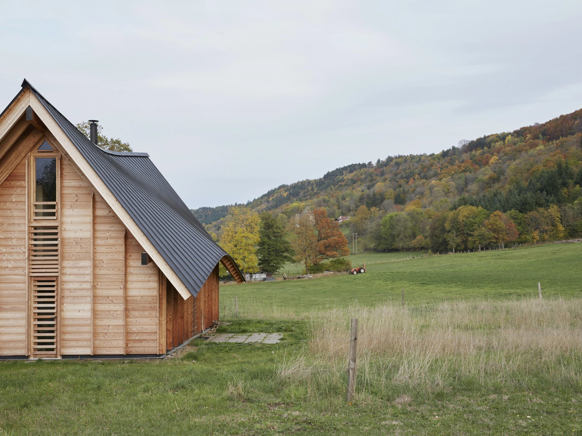 L'Onde house by arba architecture, Murat Cantal France, larch cladding zinc wave roof, rural architecture