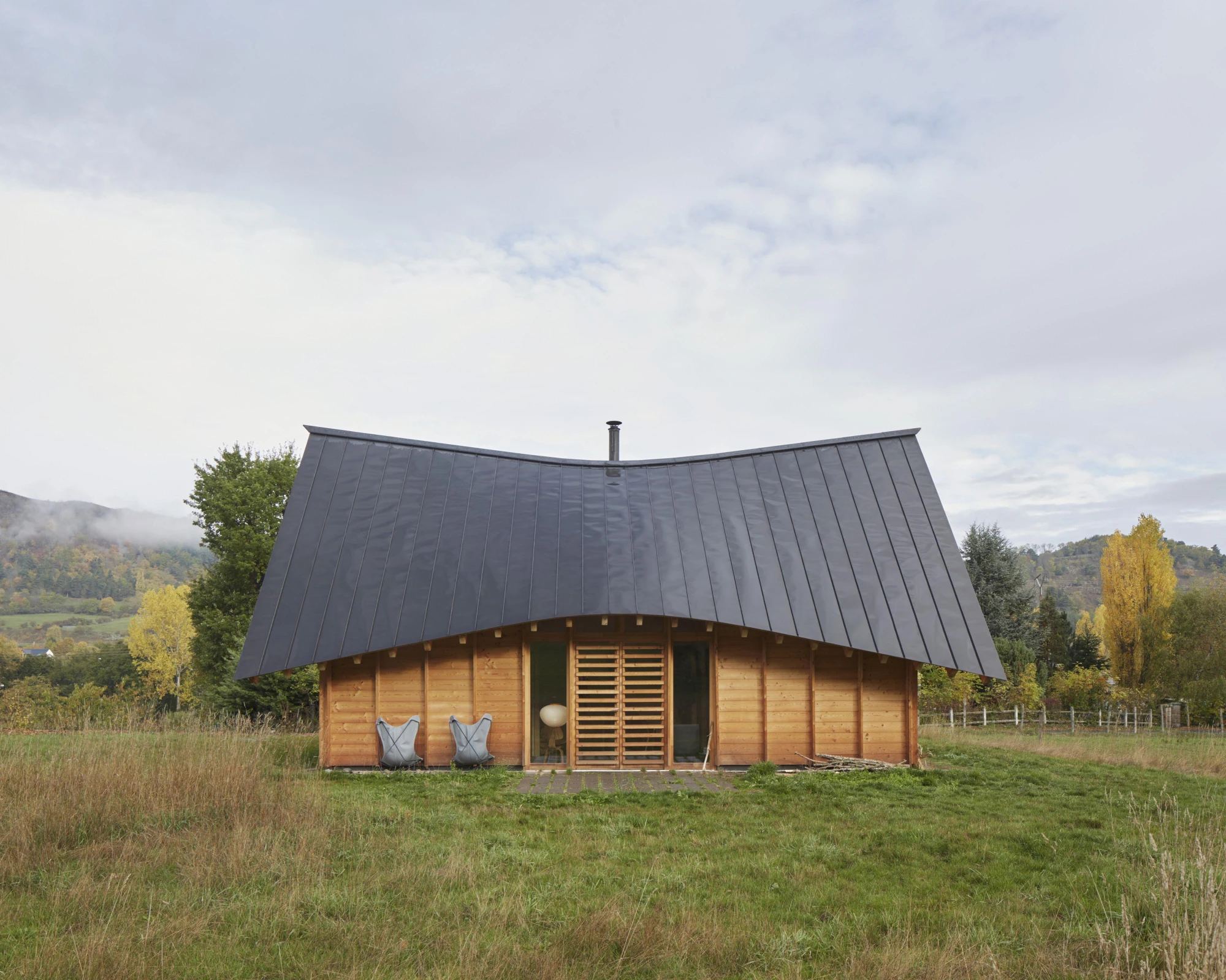 L'Onde house by arba architecture, Murat Cantal France, larch cladding zinc wave roof, rural architecture