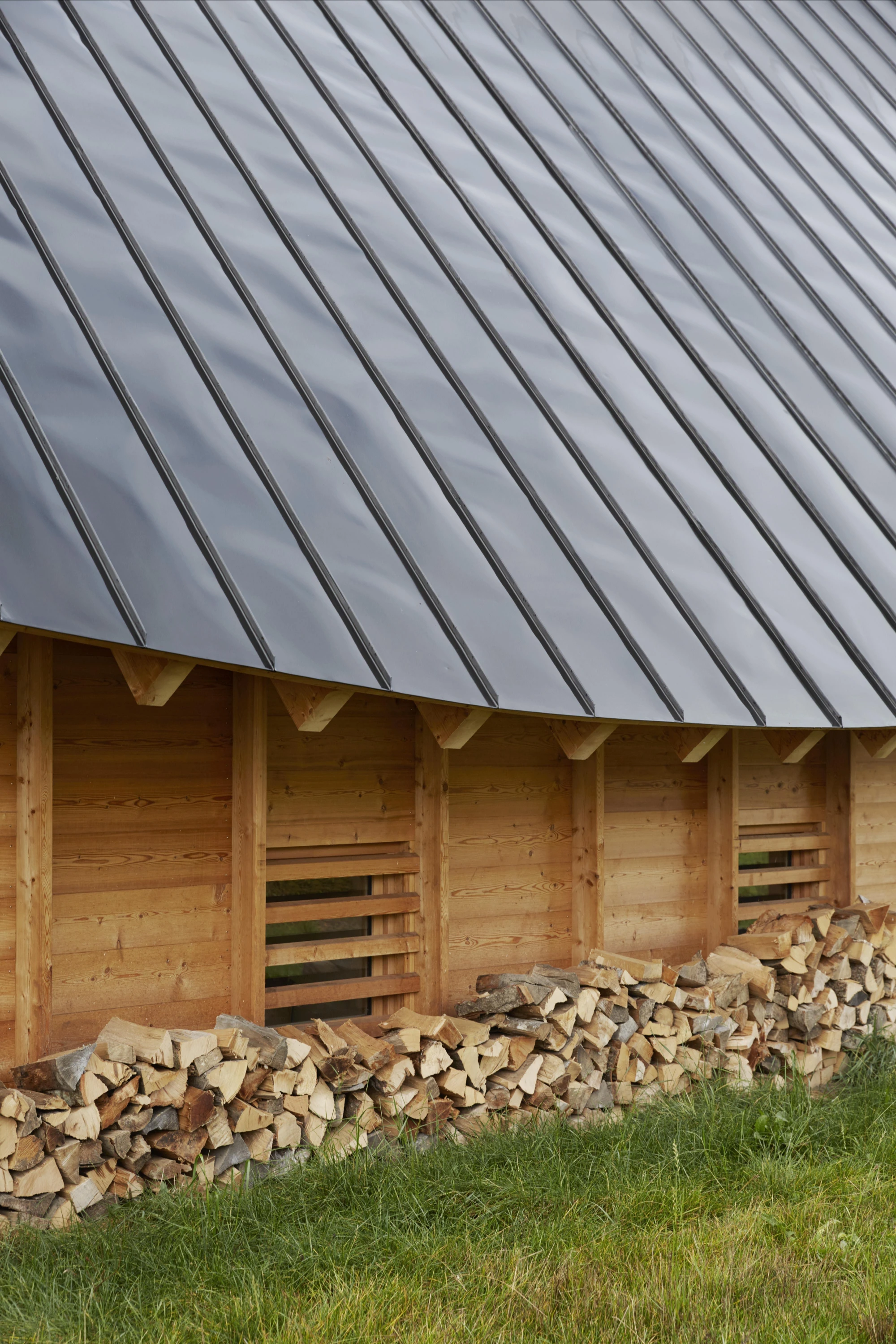 L'Onde house by arba architecture, Murat Cantal France, larch cladding zinc wave roof, rural architecture