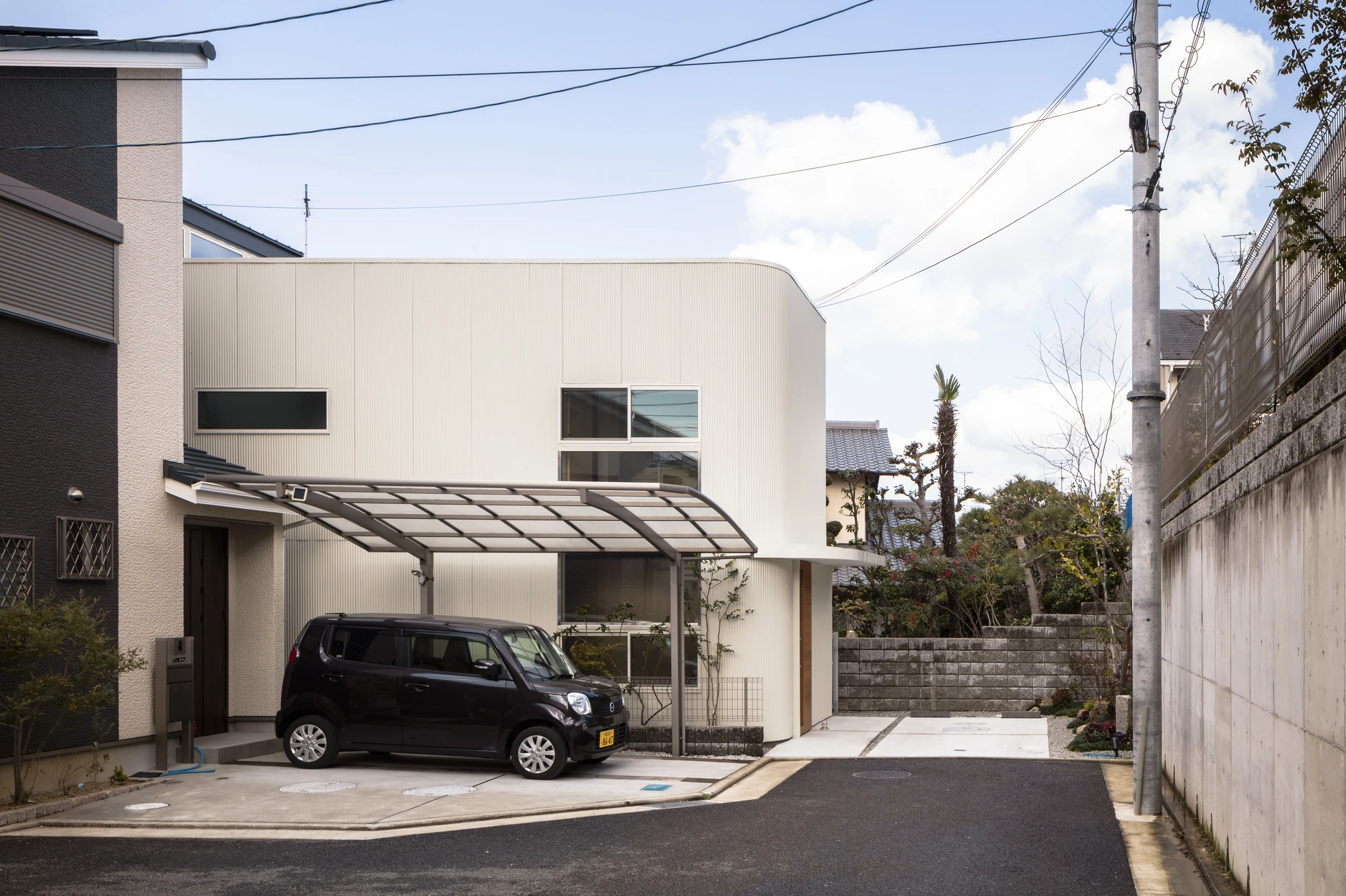 Melt house by SAI Architectural Design Office Satoshi Saito, Yao Osaka Japan, narrow courtyard house, dry garden
