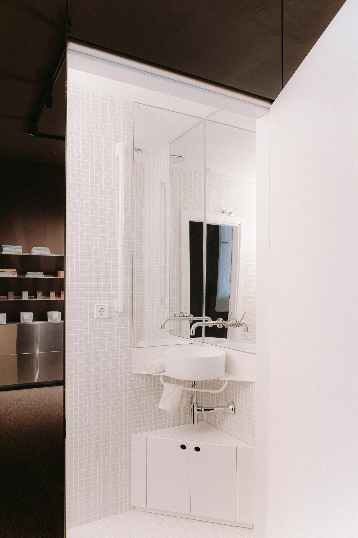 Burr Studio’s introspective apothecary for the new Dr.You in Madrid, Spain, Guide