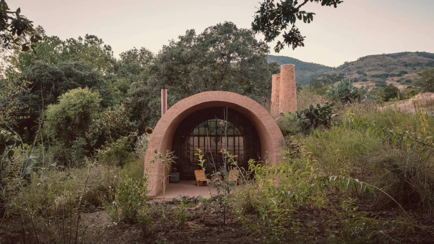Casa de Barro by Goma Architects nestles into the rolling hills of Amealco, a vaulted brick retreat at Rancho El Ameyal