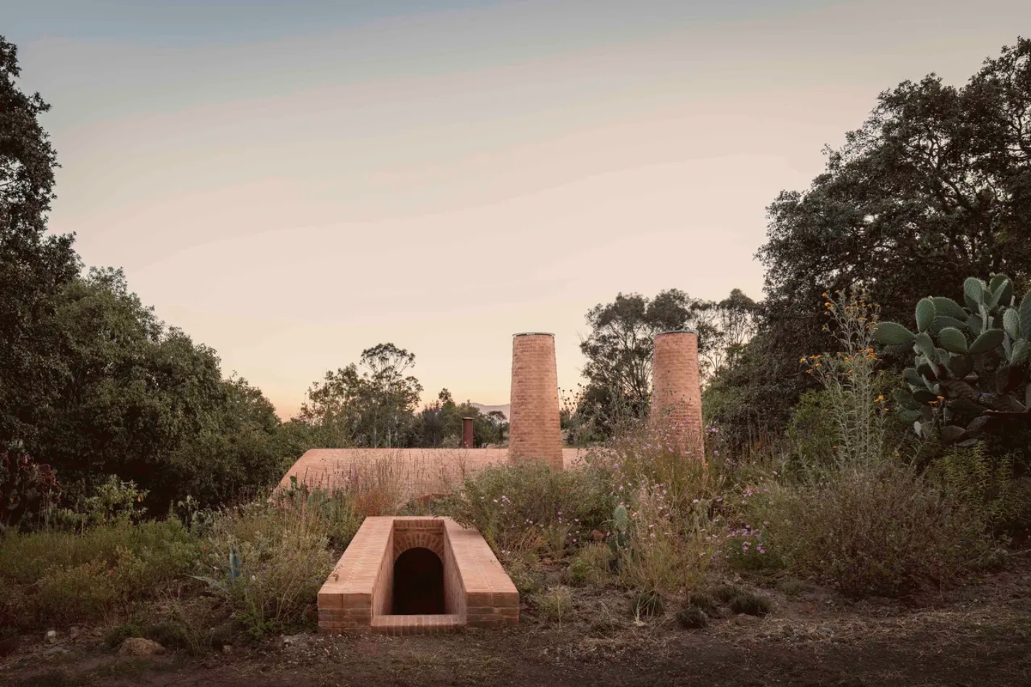Casa de Barro by Goma Architects nestles into the rolling hills of Amealco, a vaulted brick retreat at Rancho El Ameyal