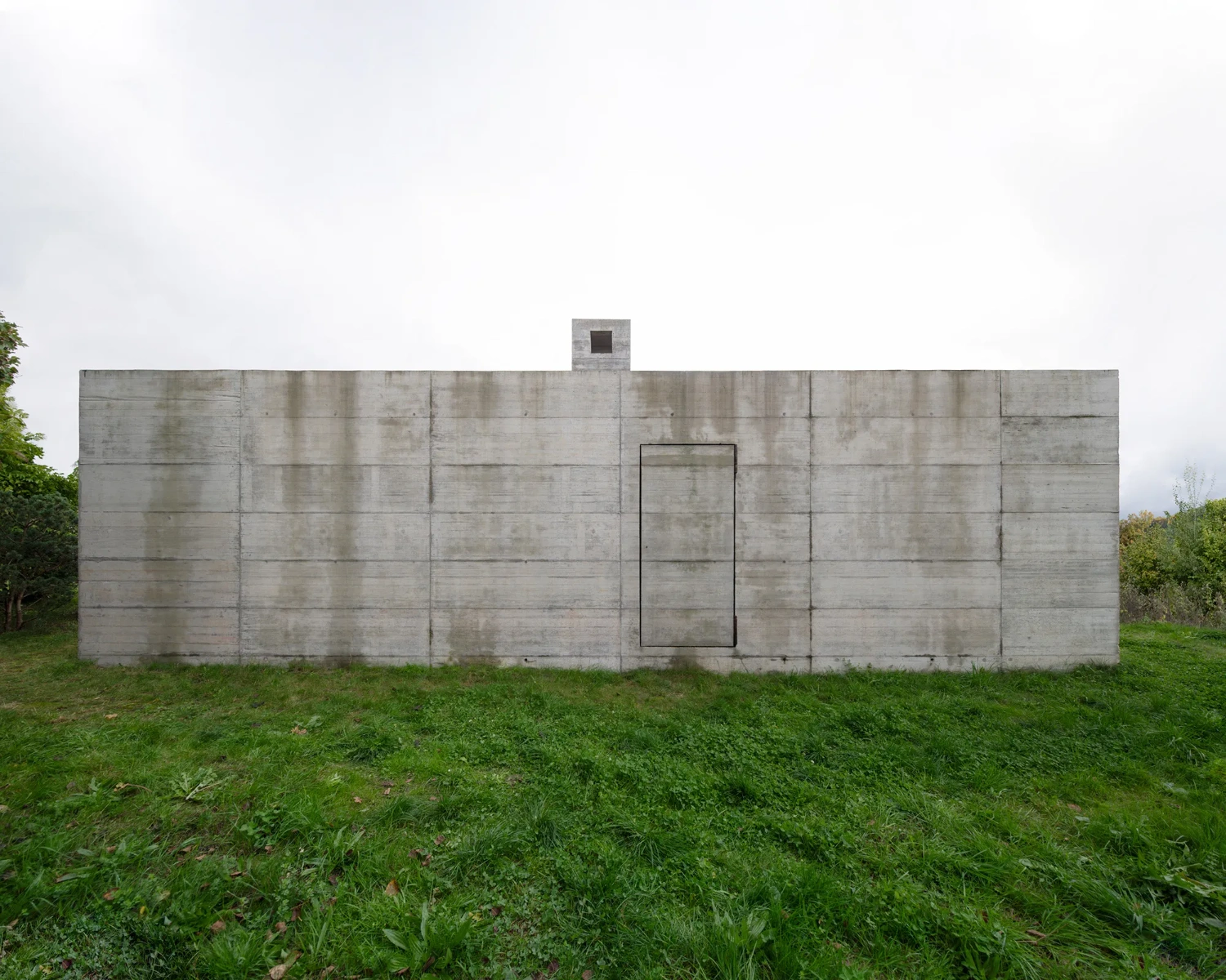 House with two courtyards by BÜRO MÜHLBAUER, concrete architecture, minimalist villa, german architecure, wood