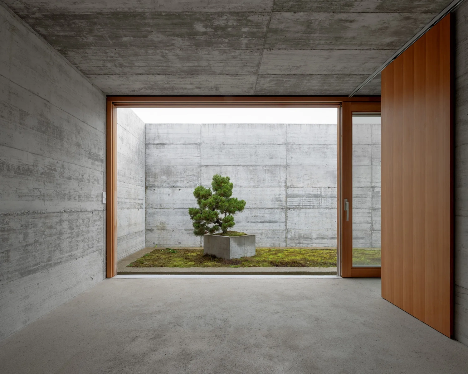 House with two courtyards by BÜRO MÜHLBAUER, concrete architecture, minimalist villa, german architecure, wood