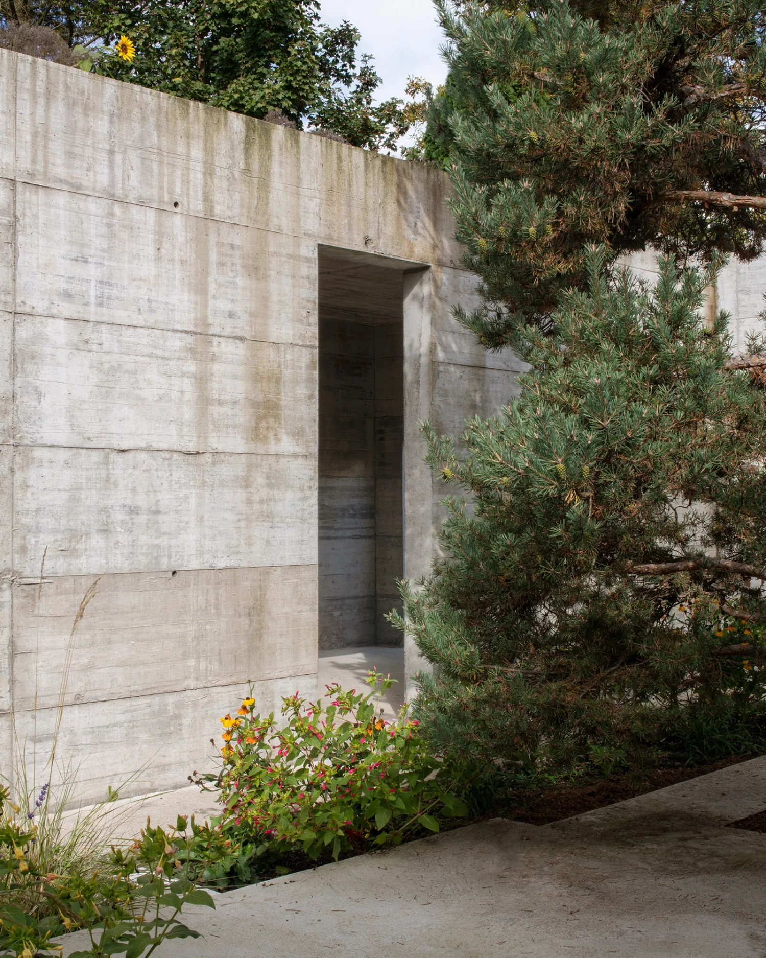 House with two courtyards by BÜRO MÜHLBAUER, concrete architecture, minimalist villa, german architecure, wood