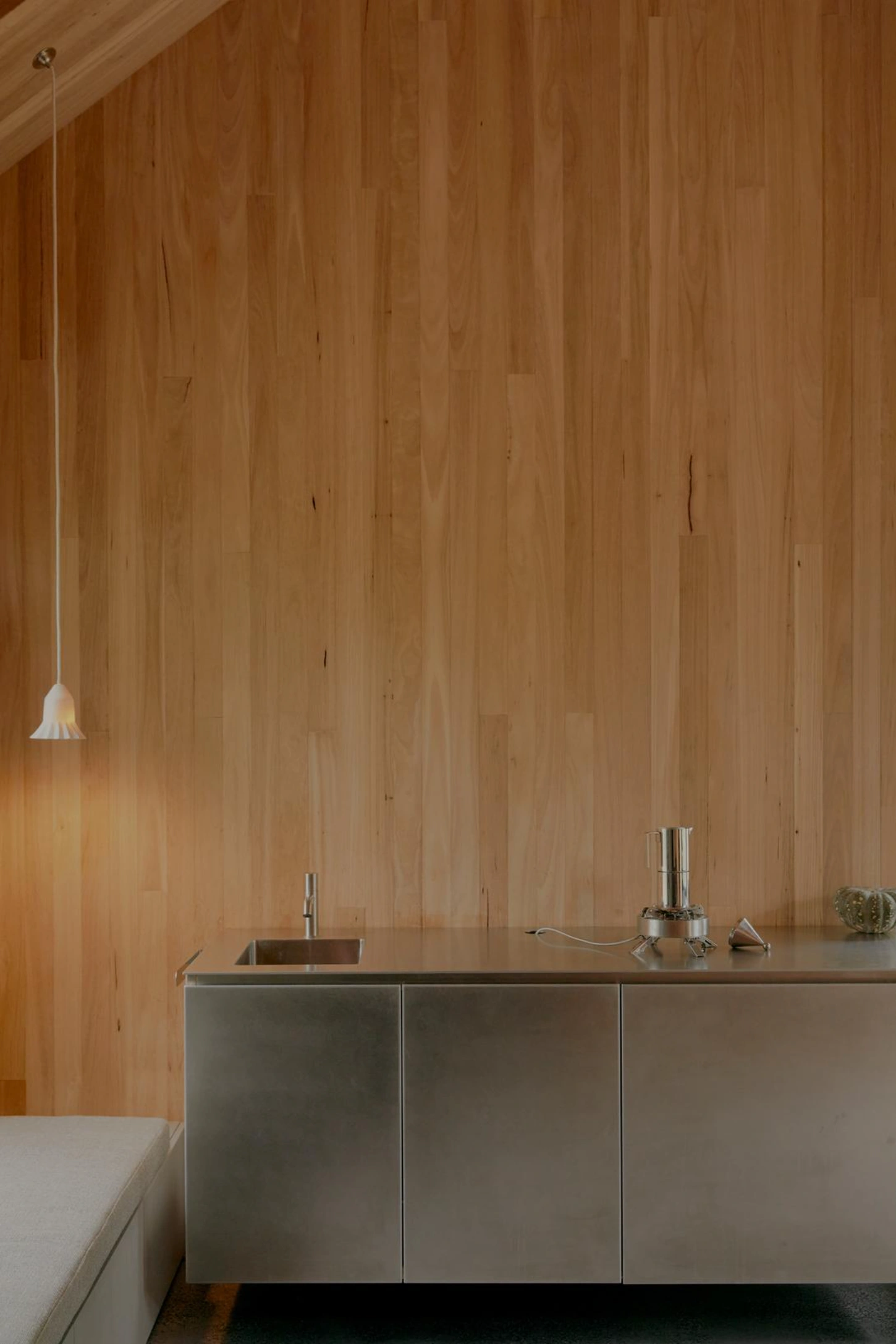 At the edge of Bittern, a quiet off-the-grid cabin by Nic Morgante offers retreat and care in equal measure