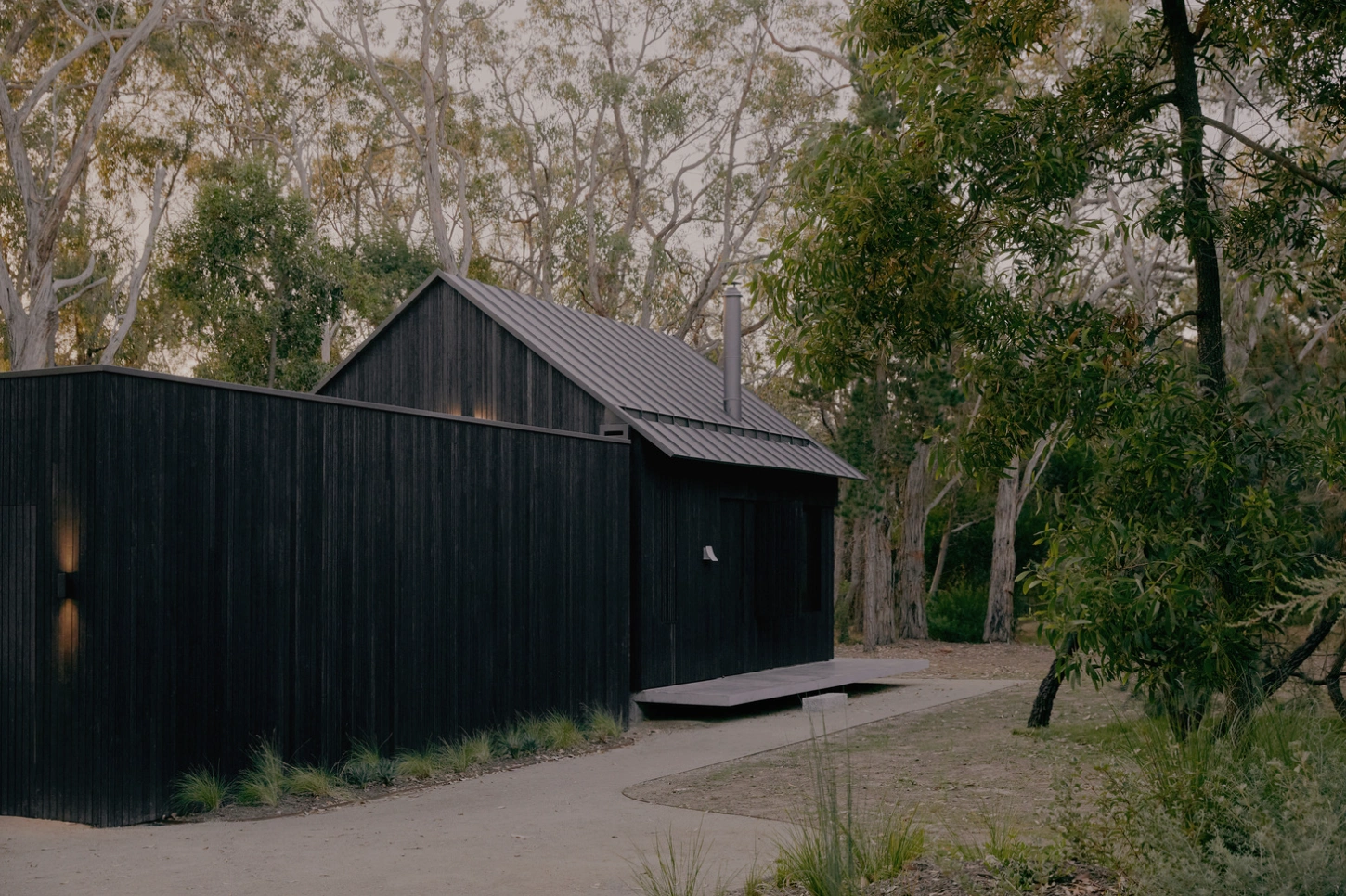 At the edge of Bittern, a quiet off-the-grid cabin by Nic Morgante offers retreat and care in equal measure