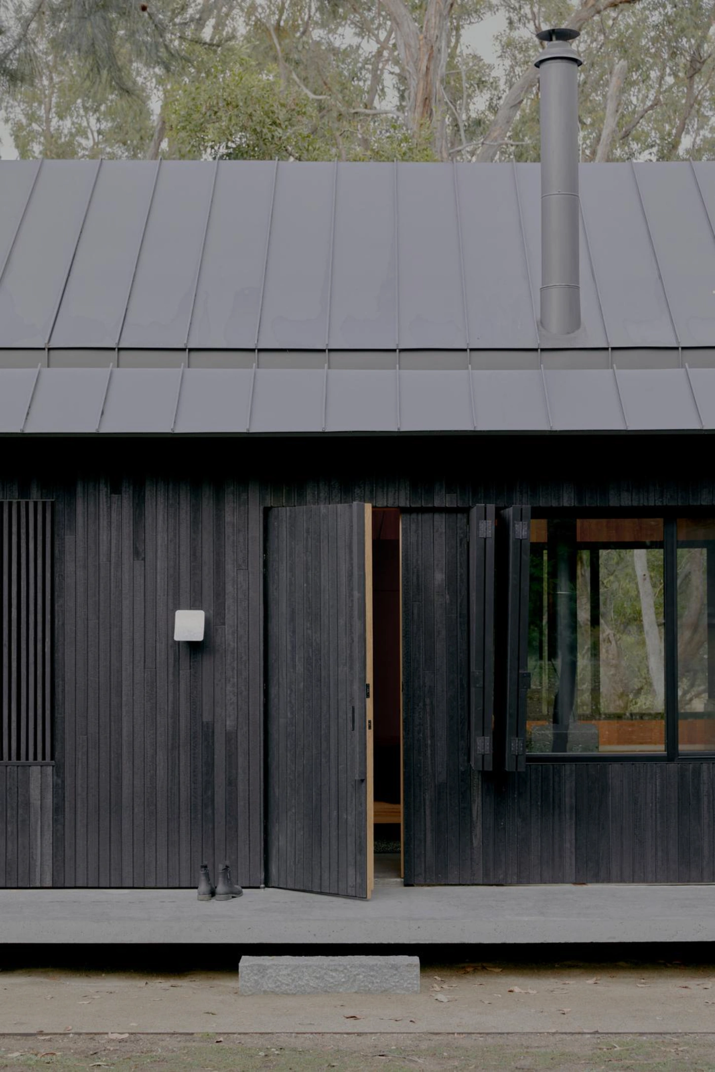 At the edge of Bittern, a quiet off-the-grid cabin by Nic Morgante offers retreat and care in equal measure