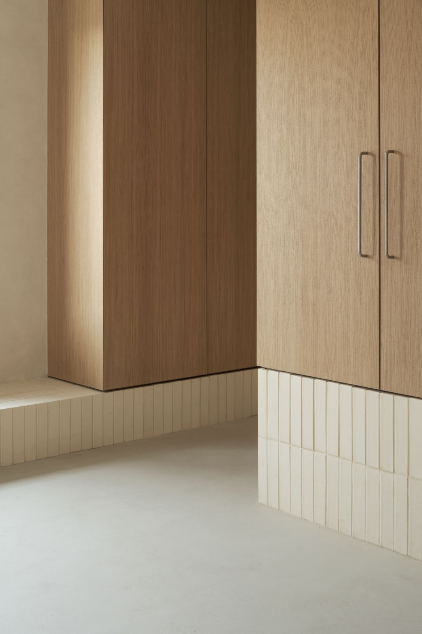 Casa SO by Studio DIIR — A corner threshold in Casa SO reveals the project's careful material hierarchy.