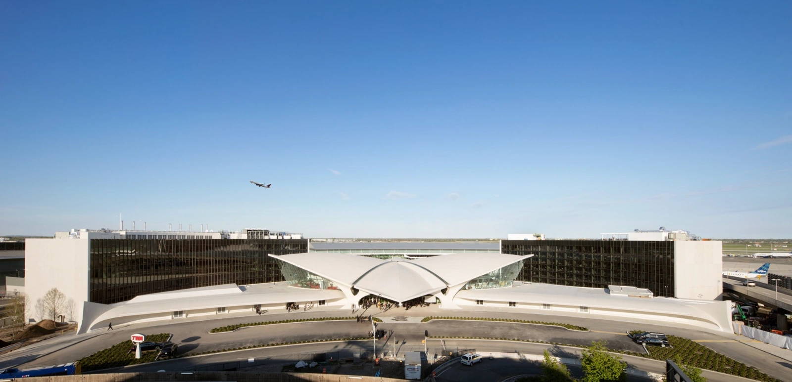 TWA Hotel by Eero Saarinen, architecture, interiors, hotel, concrete