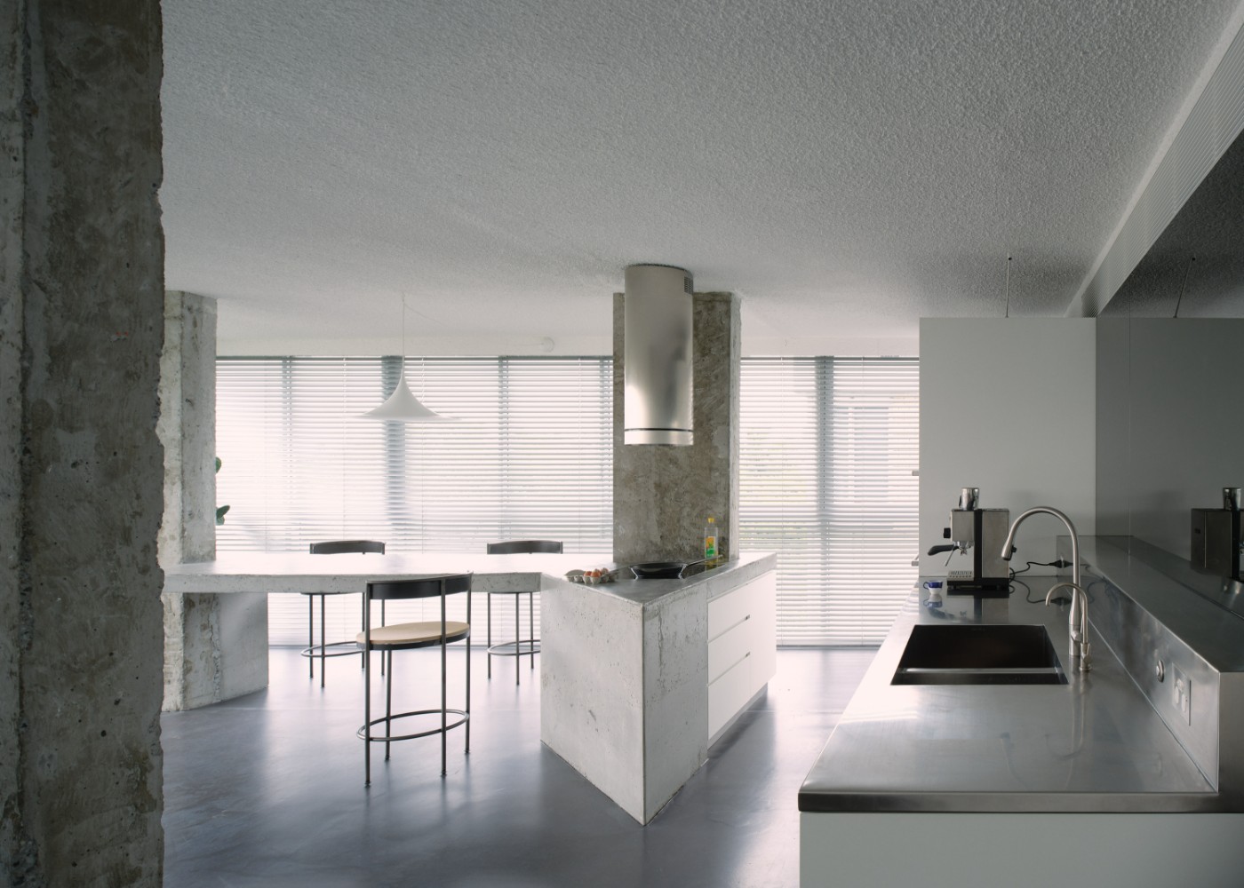 Oxlade by J.AR OFFICE, minimalism, concrete, interiors, white, apartment