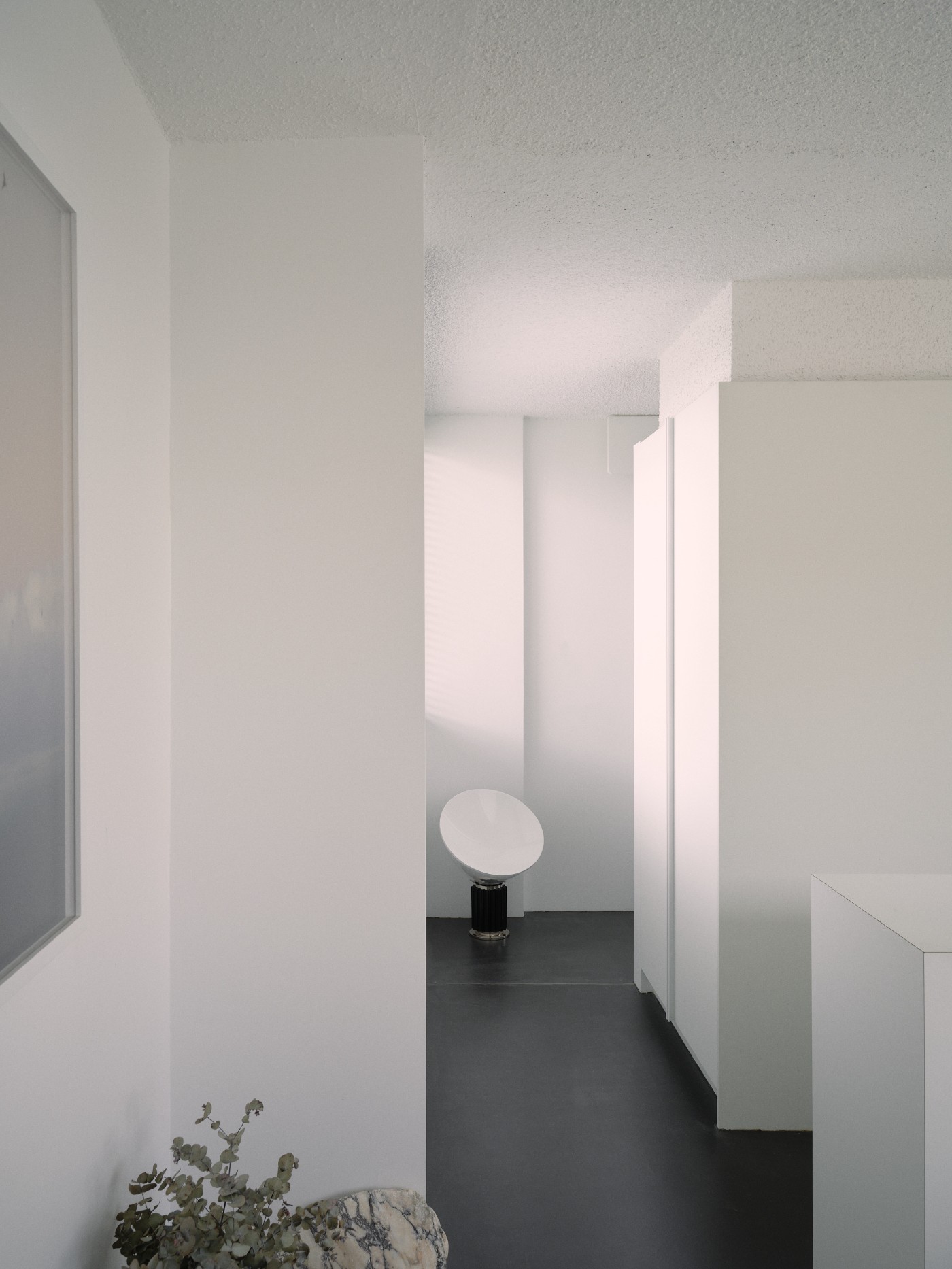 Oxlade by J.AR OFFICE, minimalism, concrete, interiors, white, apartment