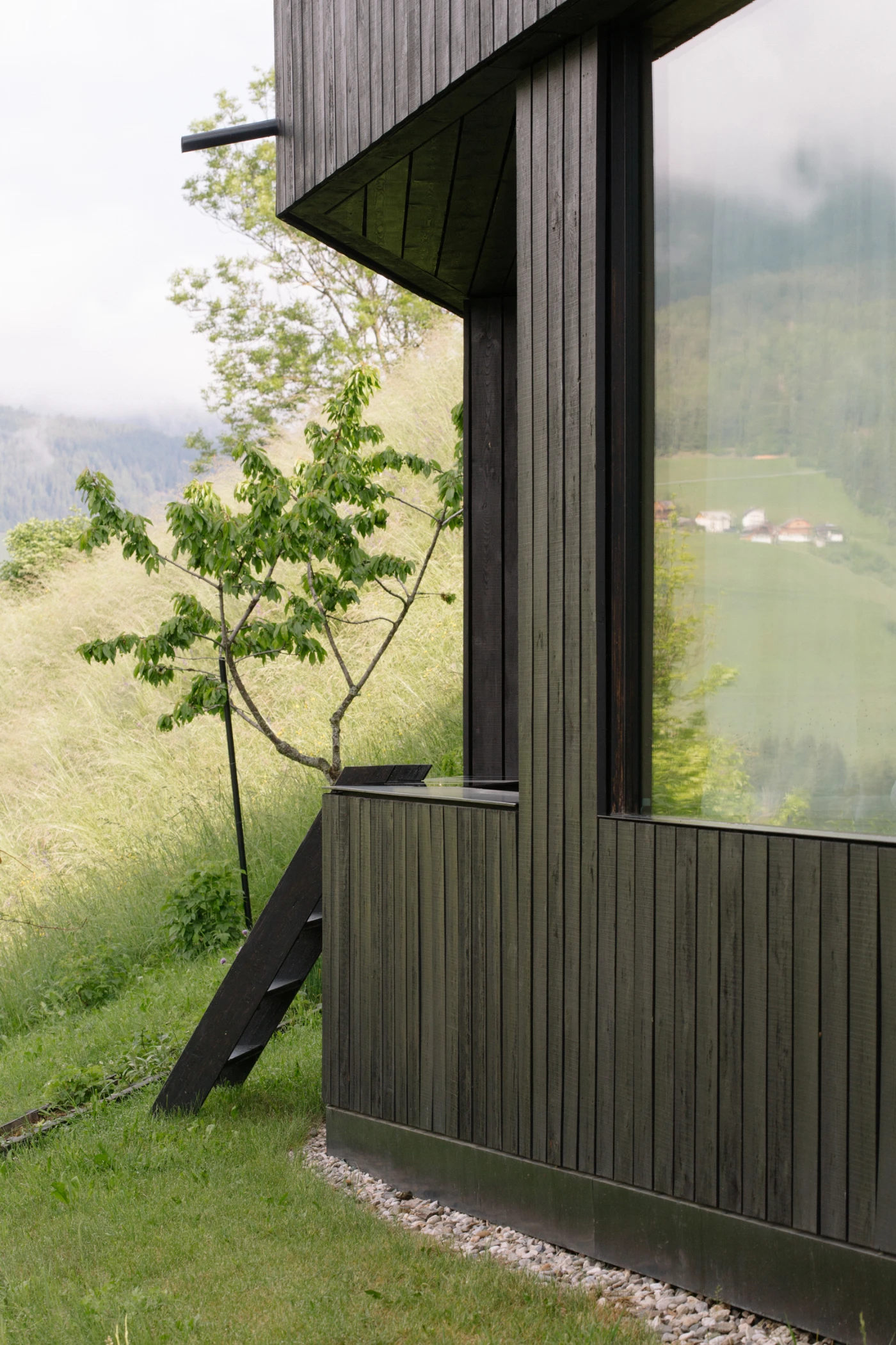 Chalet La Pedevilla captured by Thisispaper Studio, black, house, minimalism, concrete, interiors