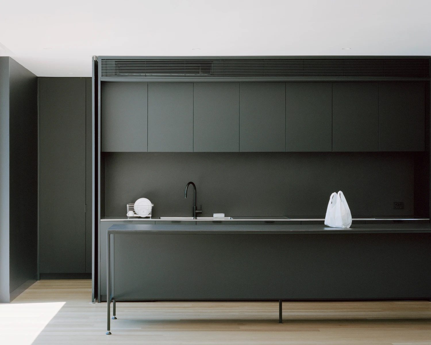 Sandringham House by Ellul Architecture, familyhouse, architecture, minimalism, black, steel