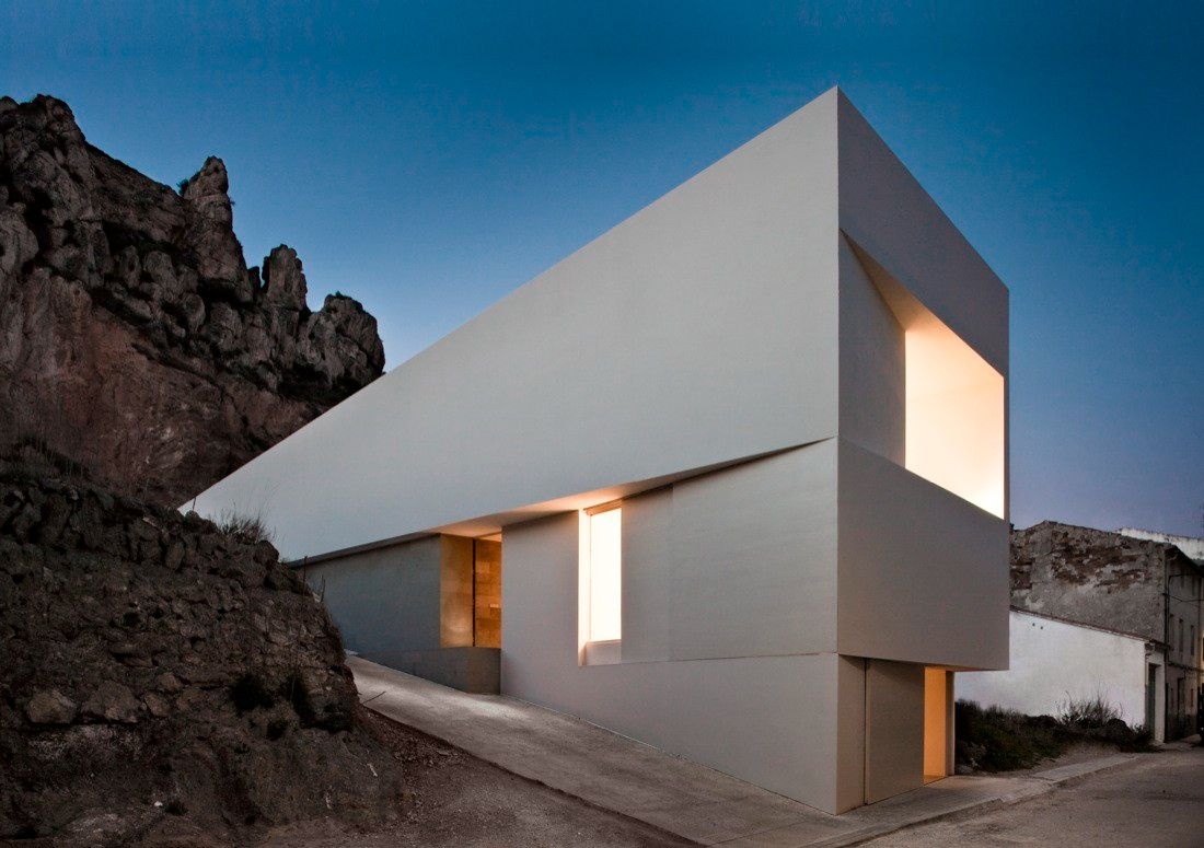 House on the Castle Mountainside by Fran Silvestre Arquitectos, minimalism, architecture, white, familyhouse, interiors