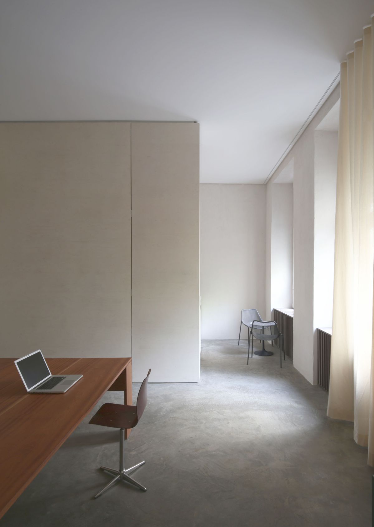 Seamus Kowarzik Studio in Berlin — Ground floor office configured as a linear sequence of work and circulation zones.