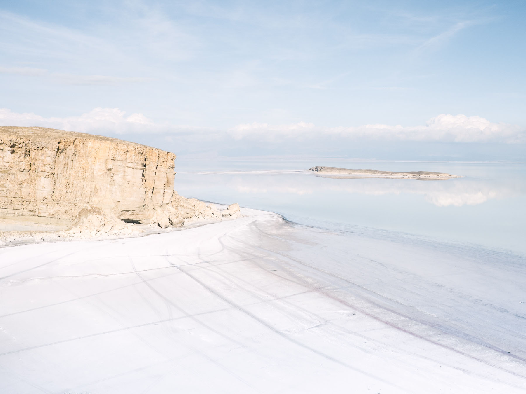 Fading Flamingos by Maximilian Mann — A salt-encrusted shoreline reveals the catastrophic decline of Lake Urmia through crystalline deposits and exposed bedrock.