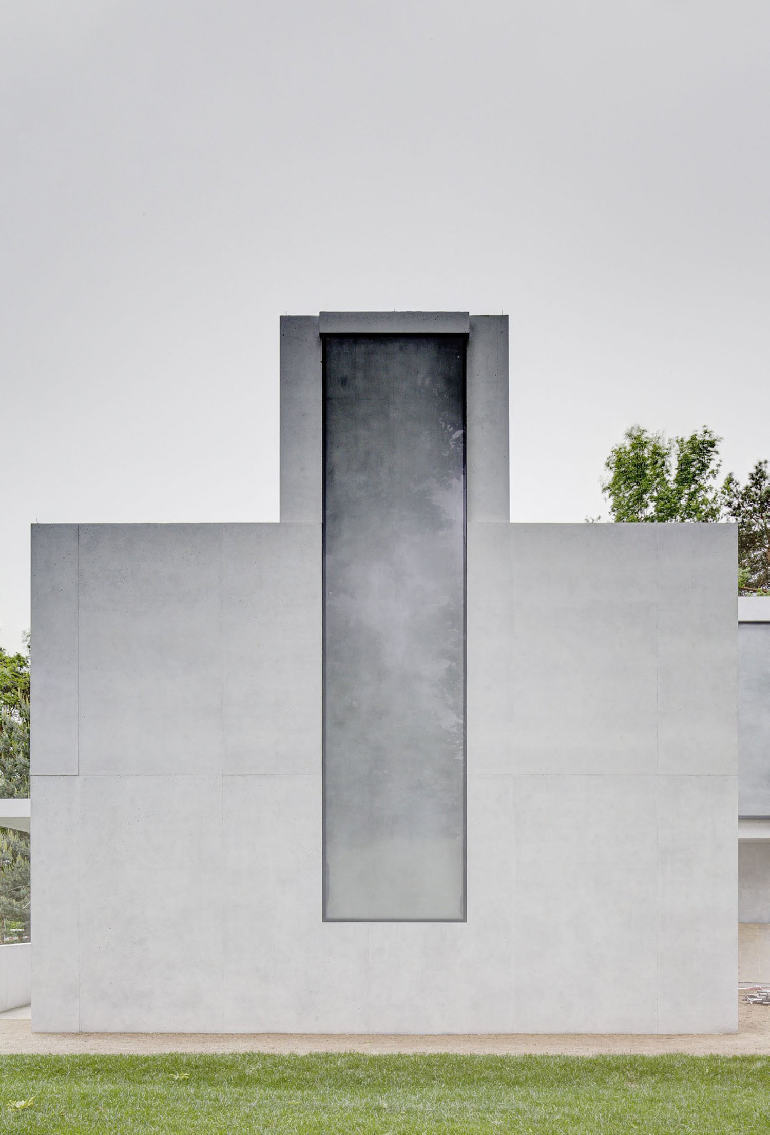 Neue Meisterhäuser Bauhaus Dessau by Bruno Fioretti Marquez — The front elevation presents a monolithic concrete facade with a pronounced vertical slot opening that bisects the composition.