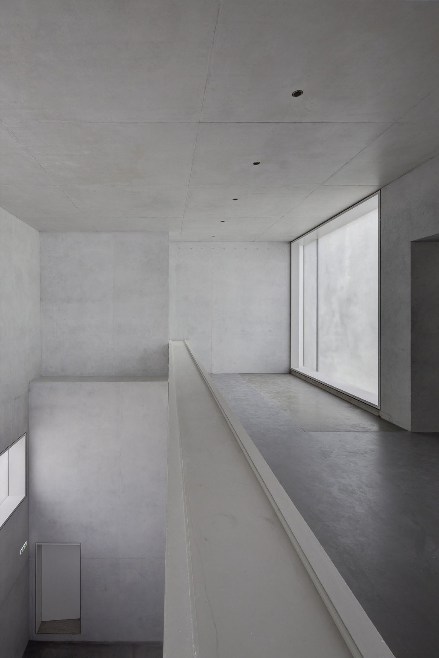 Neue Meisterhäuser Bauhaus Dessau by Bruno Fioretti Marquez — A corridor in reinforced concrete frames a sequence of thresholds and material transitions.