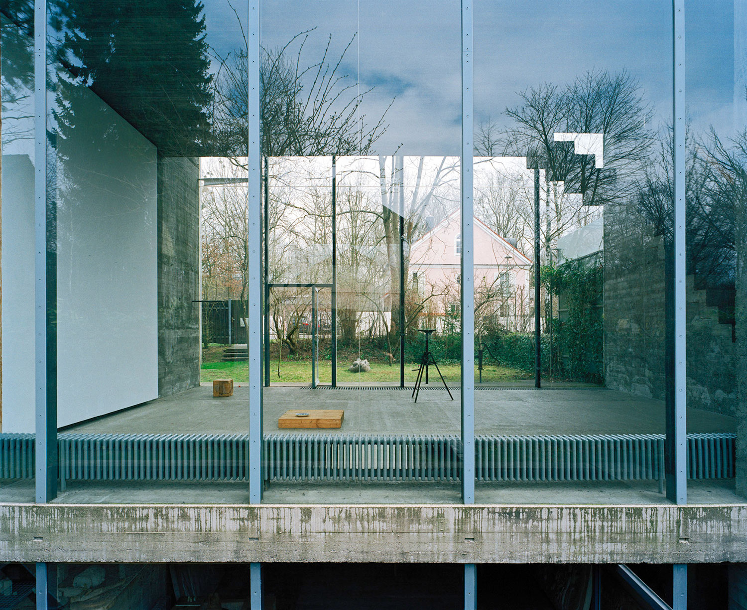 Atelier Hermann Rosa, interiors, artspace, concrete, glass, green