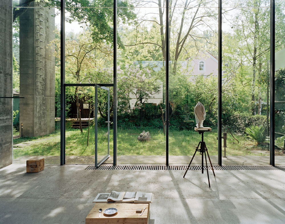 Atelier Hermann Rosa, interiors, artspace, concrete, glass, green