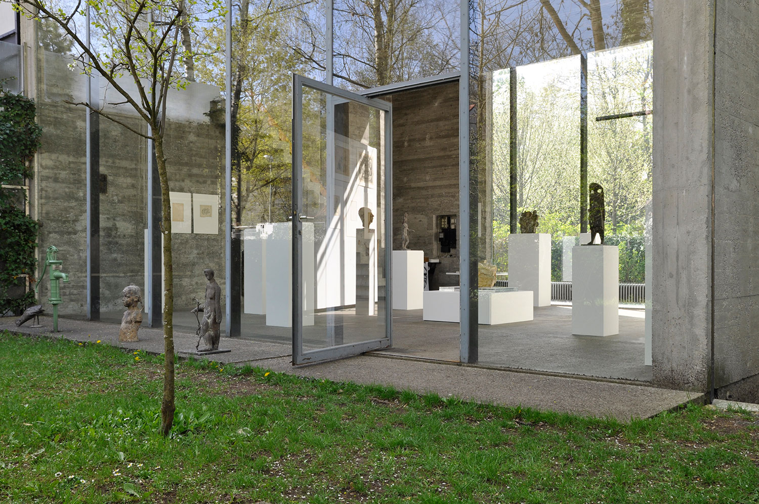 Atelier Hermann Rosa, interiors, artspace, concrete, glass, green