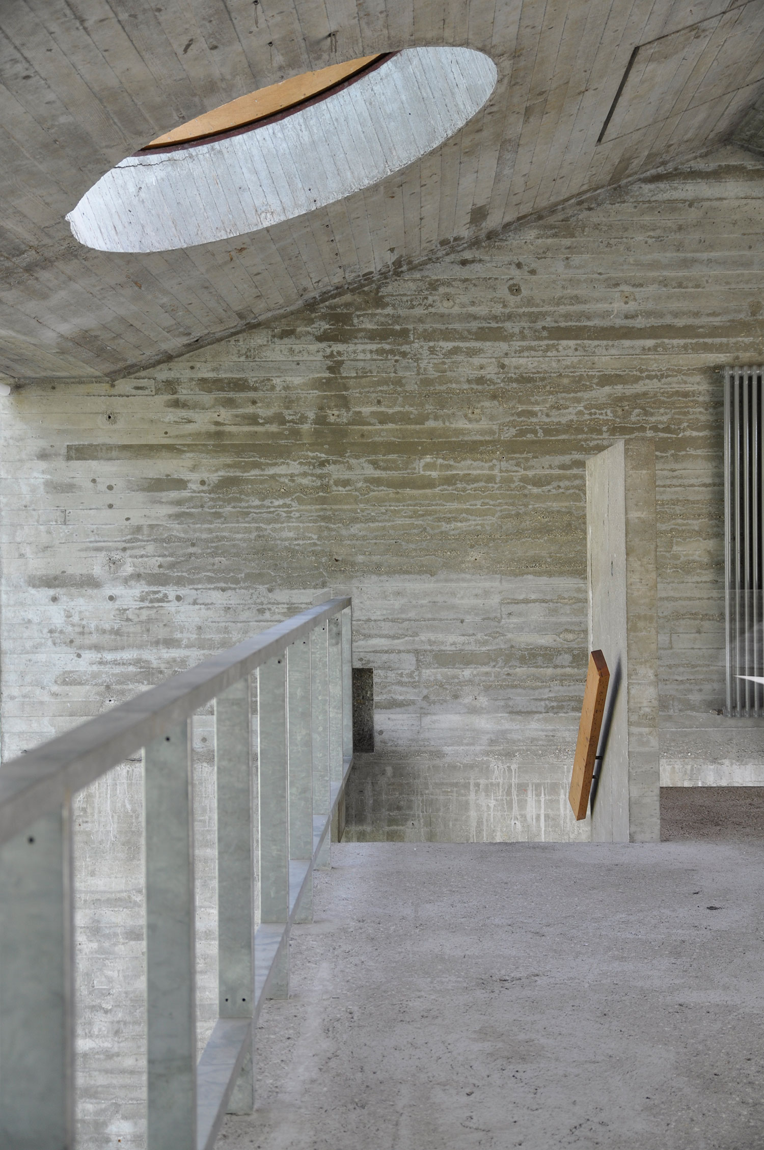 Atelier Hermann Rosa, interiors, artspace, concrete, glass, green