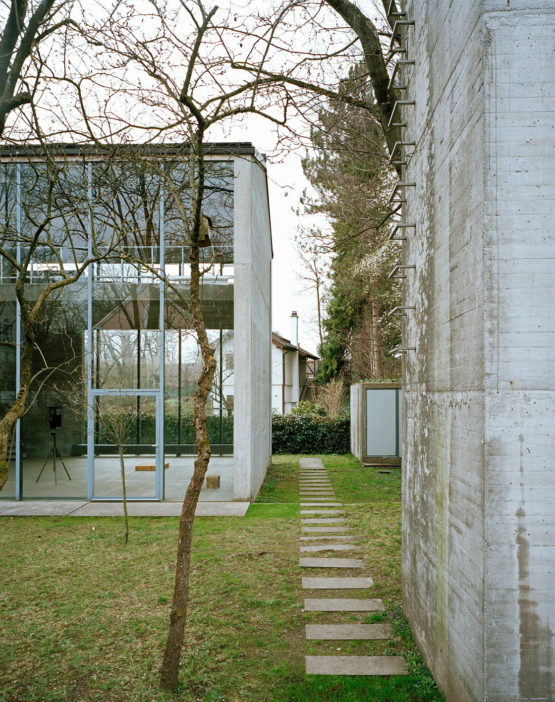 Atelier Hermann Rosa, interiors, artspace, concrete, glass, green