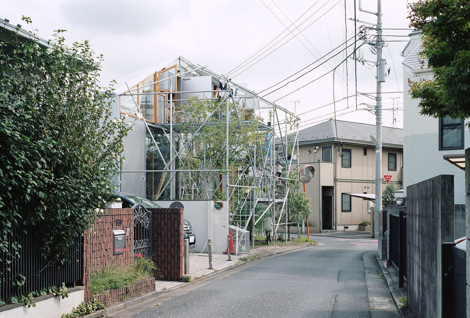 Daita2019 House by Suzuko Yamada Architects — Street-level view of Daita2019 House revealing the project's distinctive structural expression.