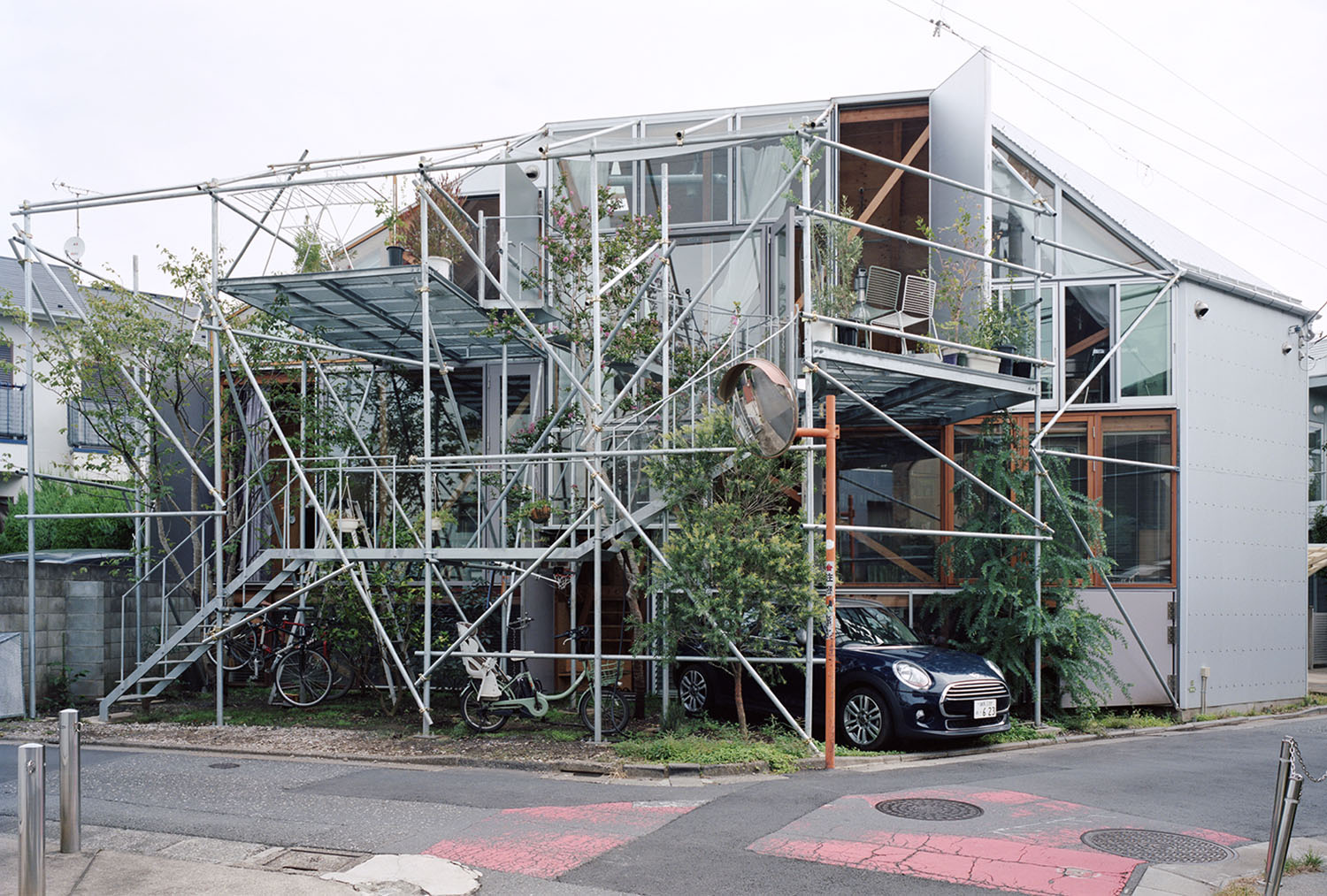 Daita2019 House by Suzuko Yamada Architects — A three-story residential structure in Tokyo encased within an extensive diagonal and cross-bracing steel framework that dominates the street facade.