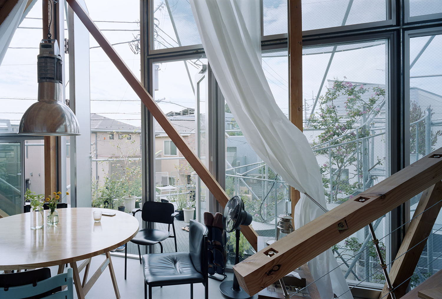Daita2019 House by Suzuko Yamada Architects — Interior view of Daita2019 House showcasing the triple-height atrium with diagonal timber cross-bracing and steel framework.