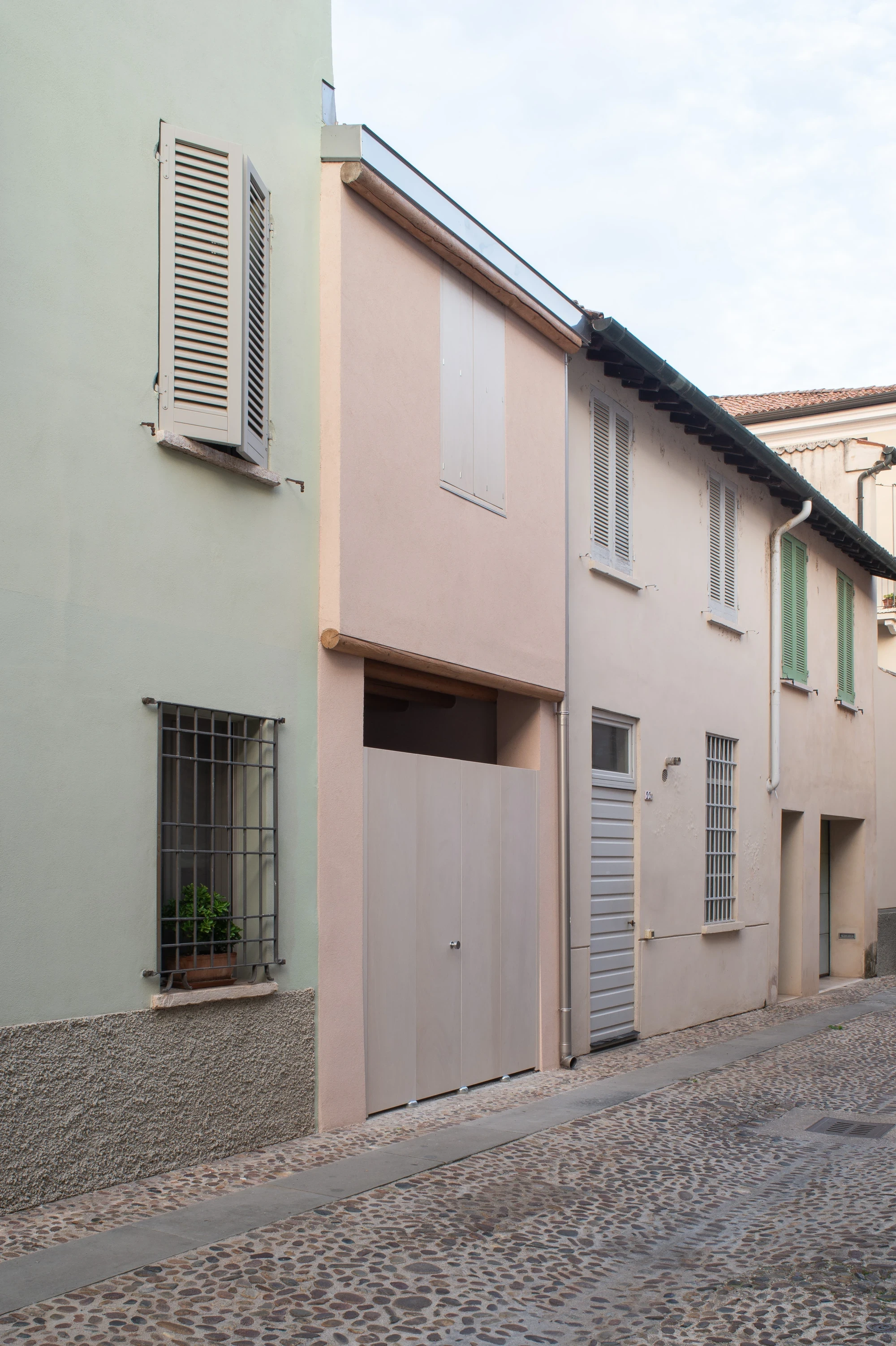 Townhouse with Street-Parallel Beams by STUDIOSPAZIO