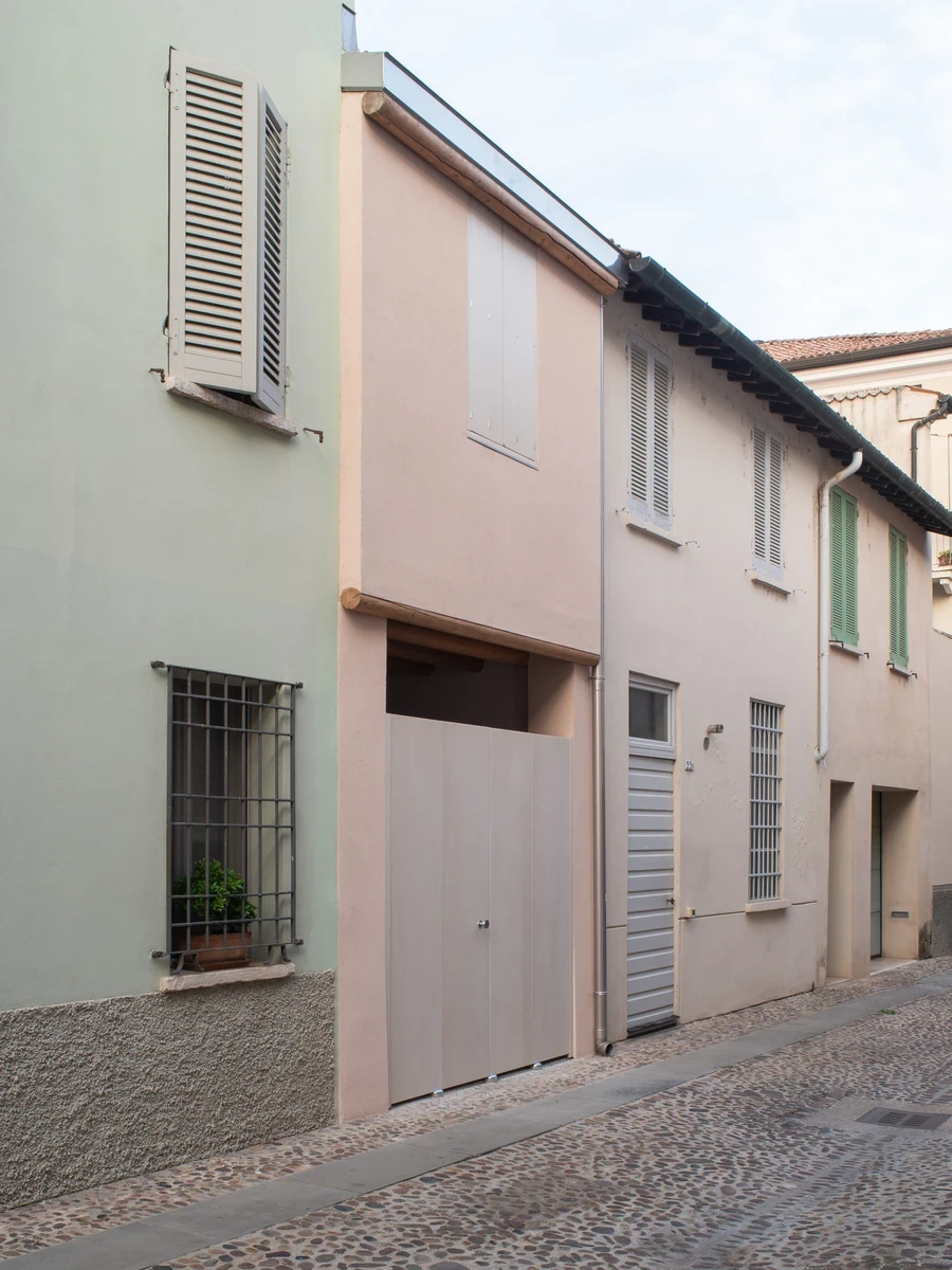 Townhouse with Street-Parallel Beams by STUDIOSPAZIO, Mantova Italy, timber beam, historic fabric, refurbishment