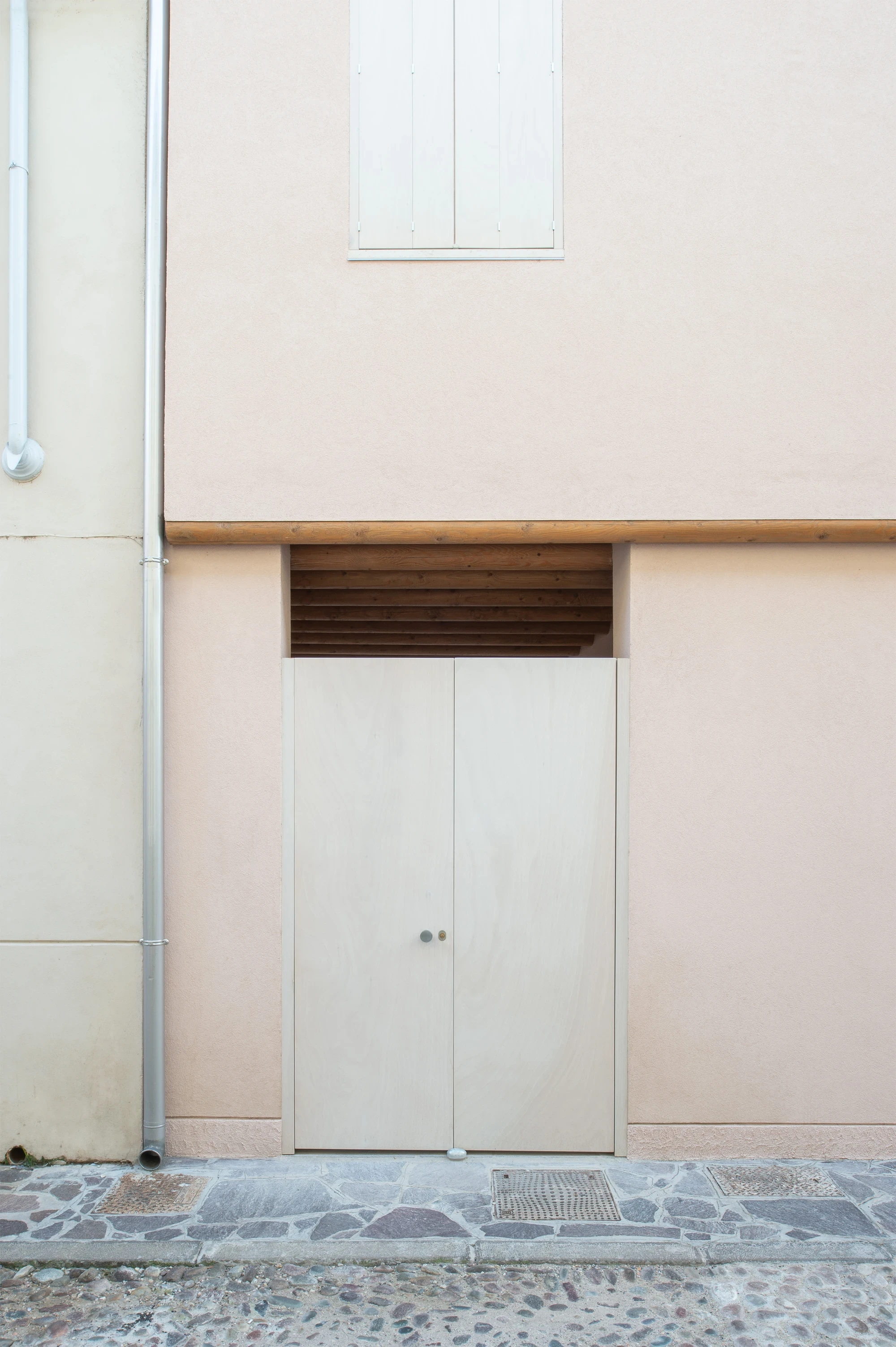 Townhouse with Street-Parallel Beams by STUDIOSPAZIO, Mantova Italy, timber beam, historic fabric, refurbishment